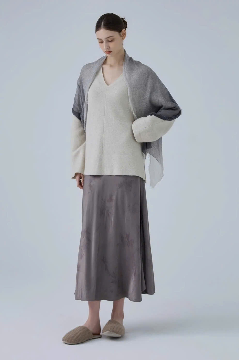 Áo len oversize cổ tim, xẻ hông, tay loe nhẹ