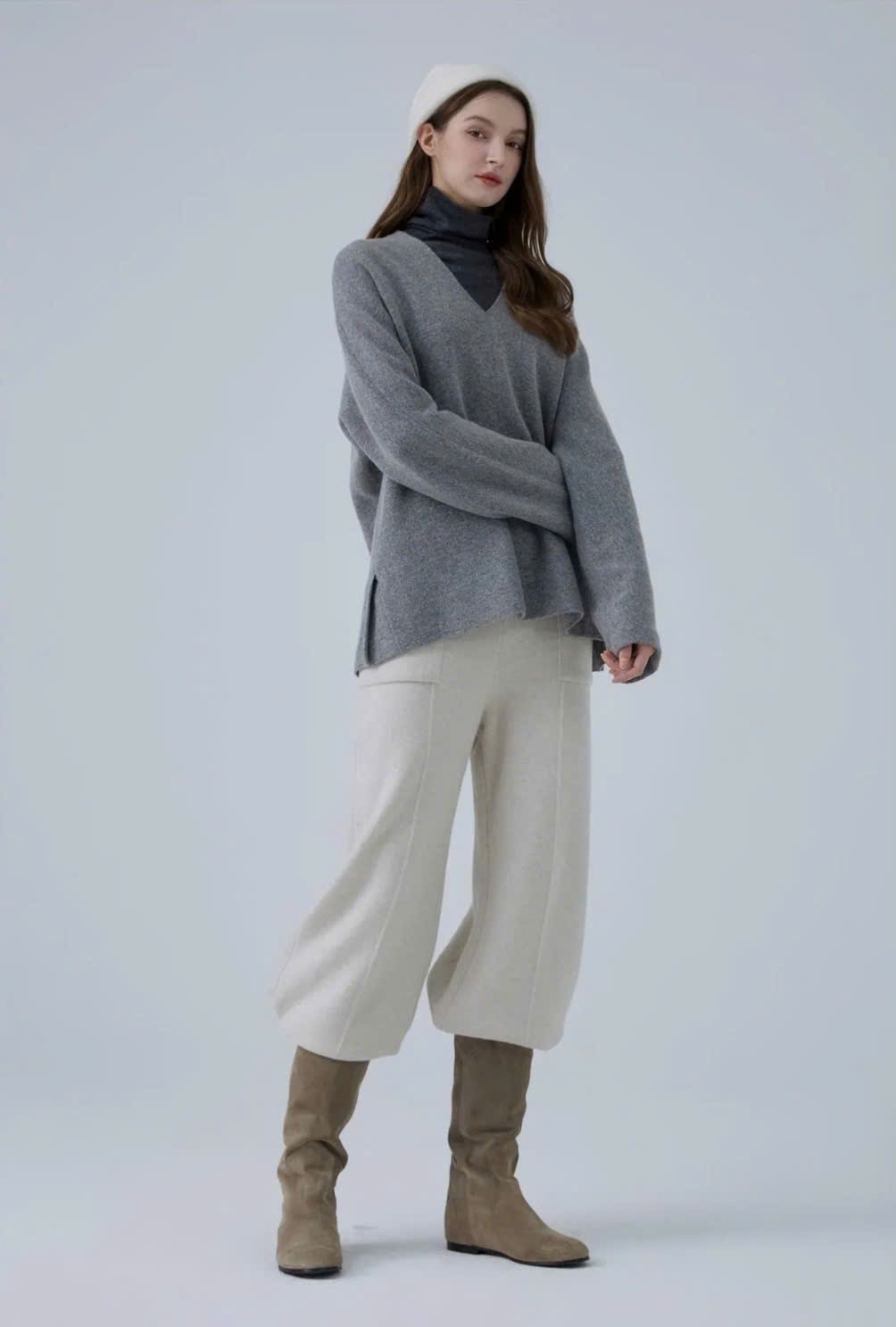 Áo len oversize cổ tim, xẻ hông, tay loe nhẹ