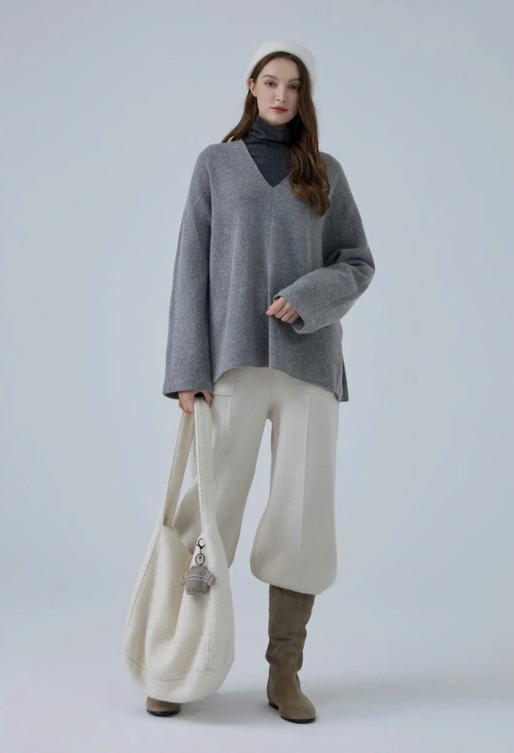 Áo len oversize cổ tim, xẻ hông, tay loe nhẹ