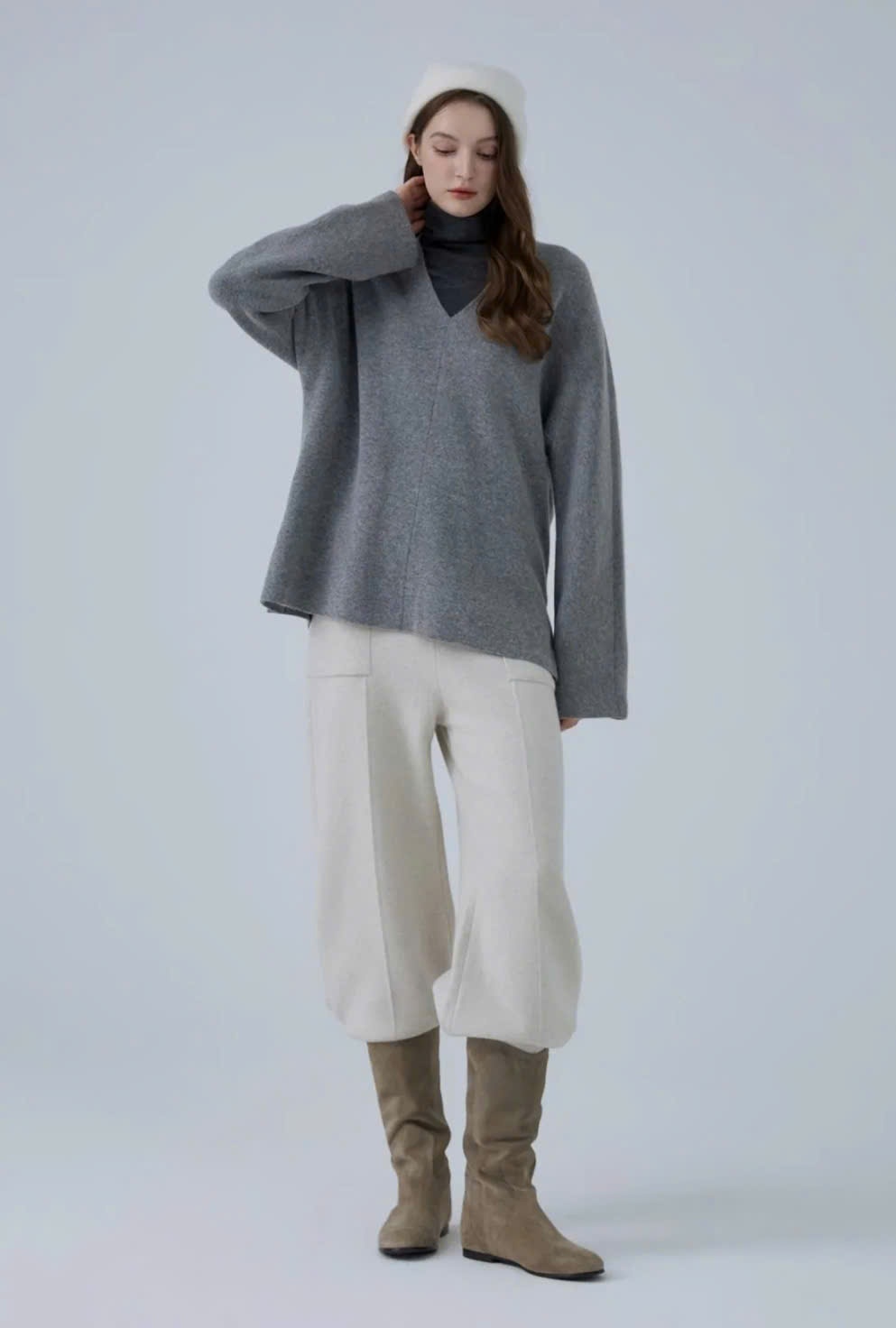 Áo len oversize cổ tim, xẻ hông, tay loe nhẹ