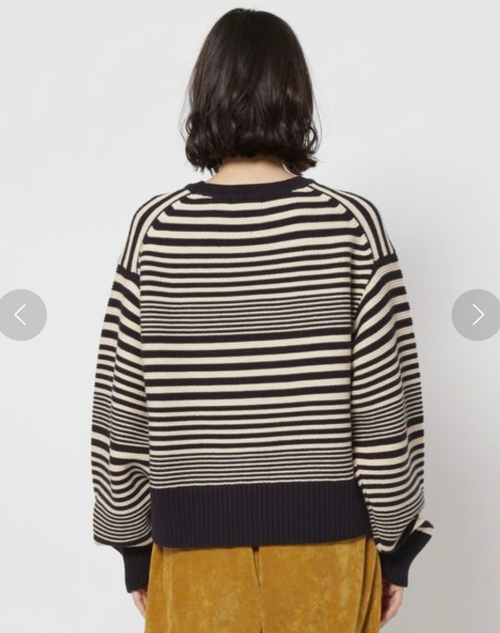 Áo len oversize họa tiết kẻ ngang, tay chum