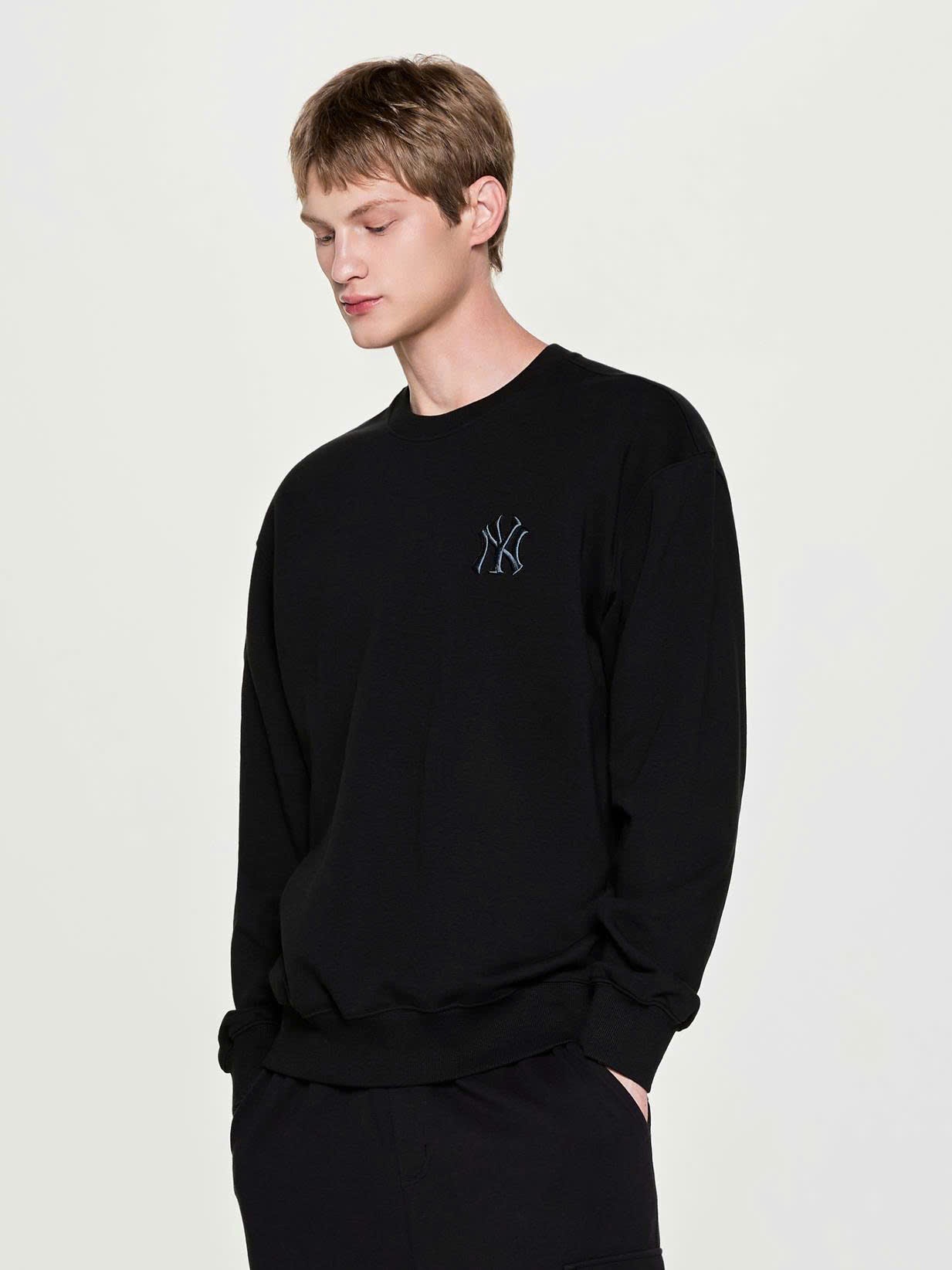 Áo nỉ da cá unisex cổ tròn, dài tay, hình họa tiết monogram to bản
