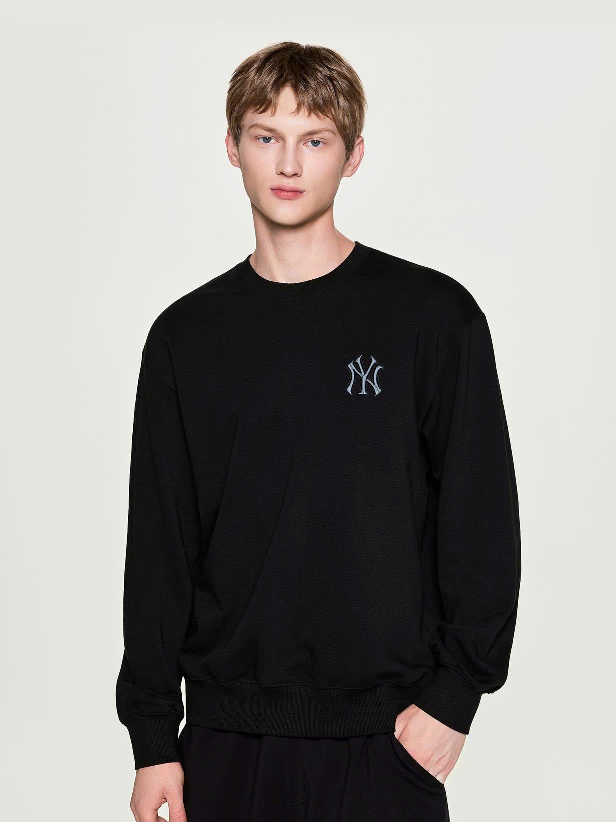 Áo nỉ da cá unisex cổ tròn, dài tay, hình họa tiết monogram to bản