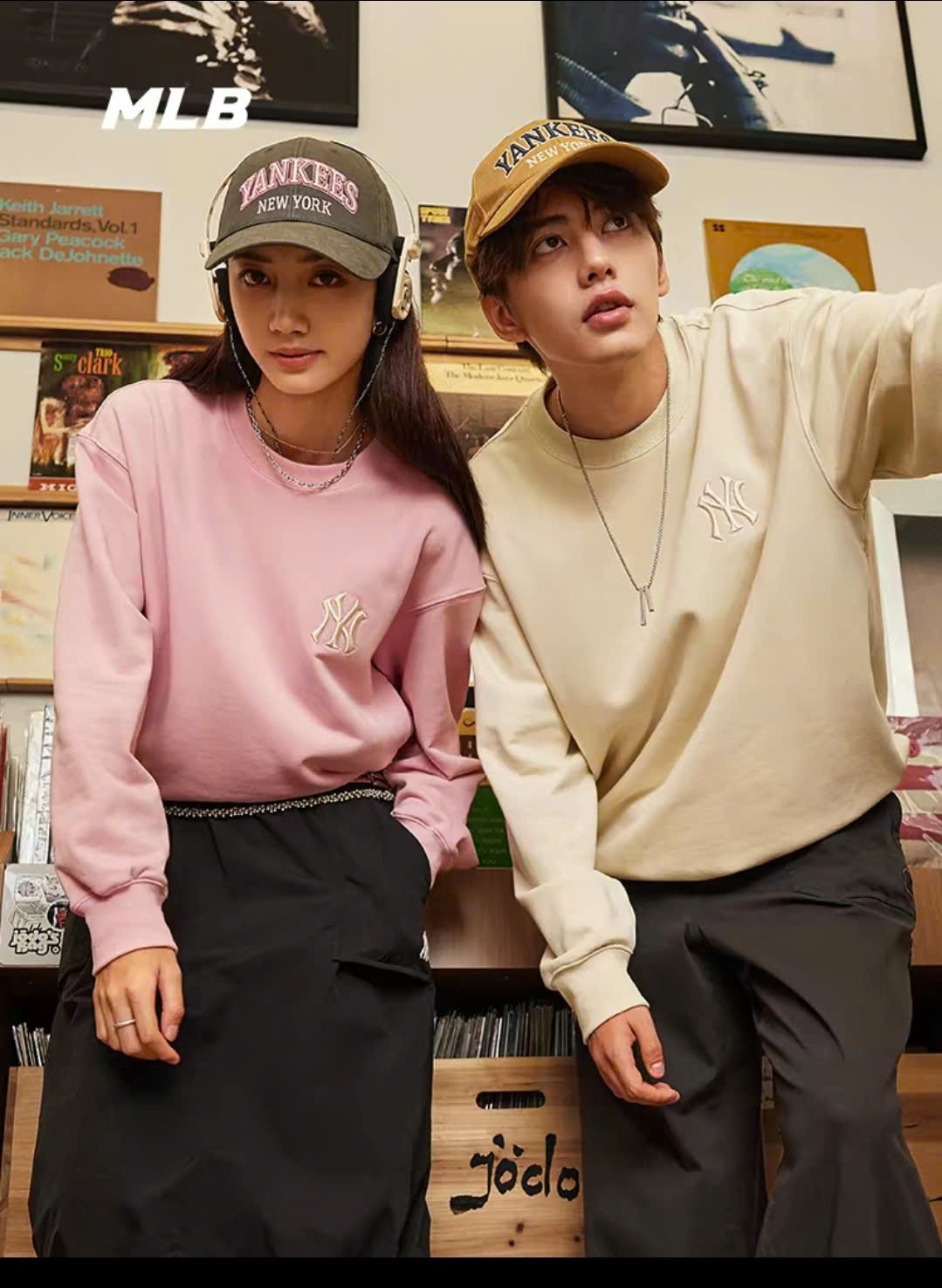 Áo nỉ da cá unisex cổ tròn, dài tay, hình họa tiết monogram to bản