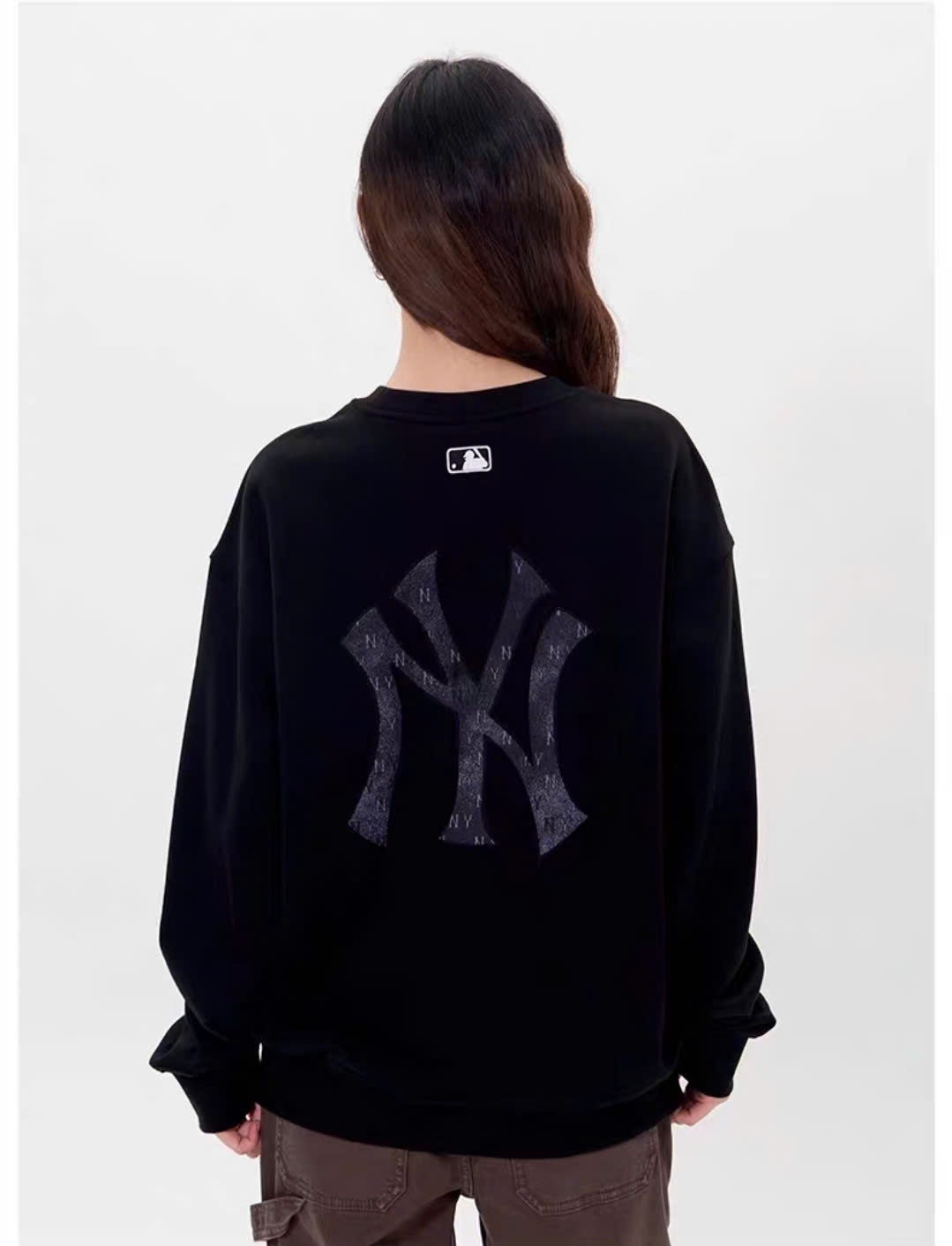 Áo nỉ da cá unisex cổ tròn, dài tay, hình họa tiết monogram to bản
