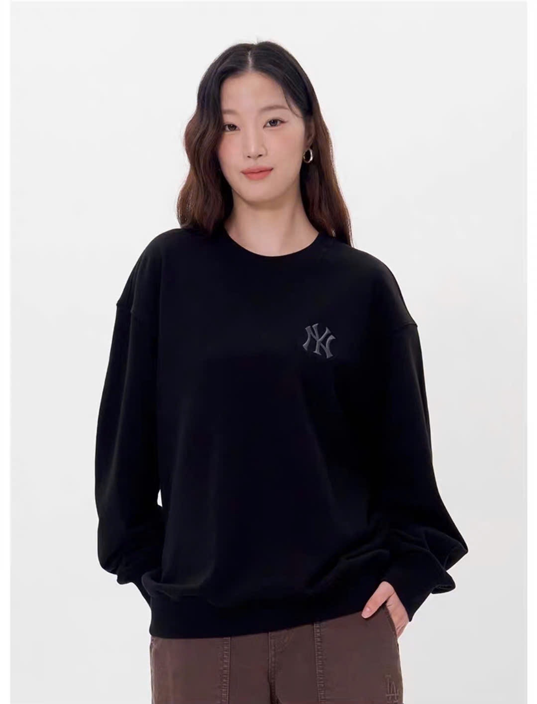 Áo nỉ da cá unisex cổ tròn, dài tay, hình họa tiết monogram to bản