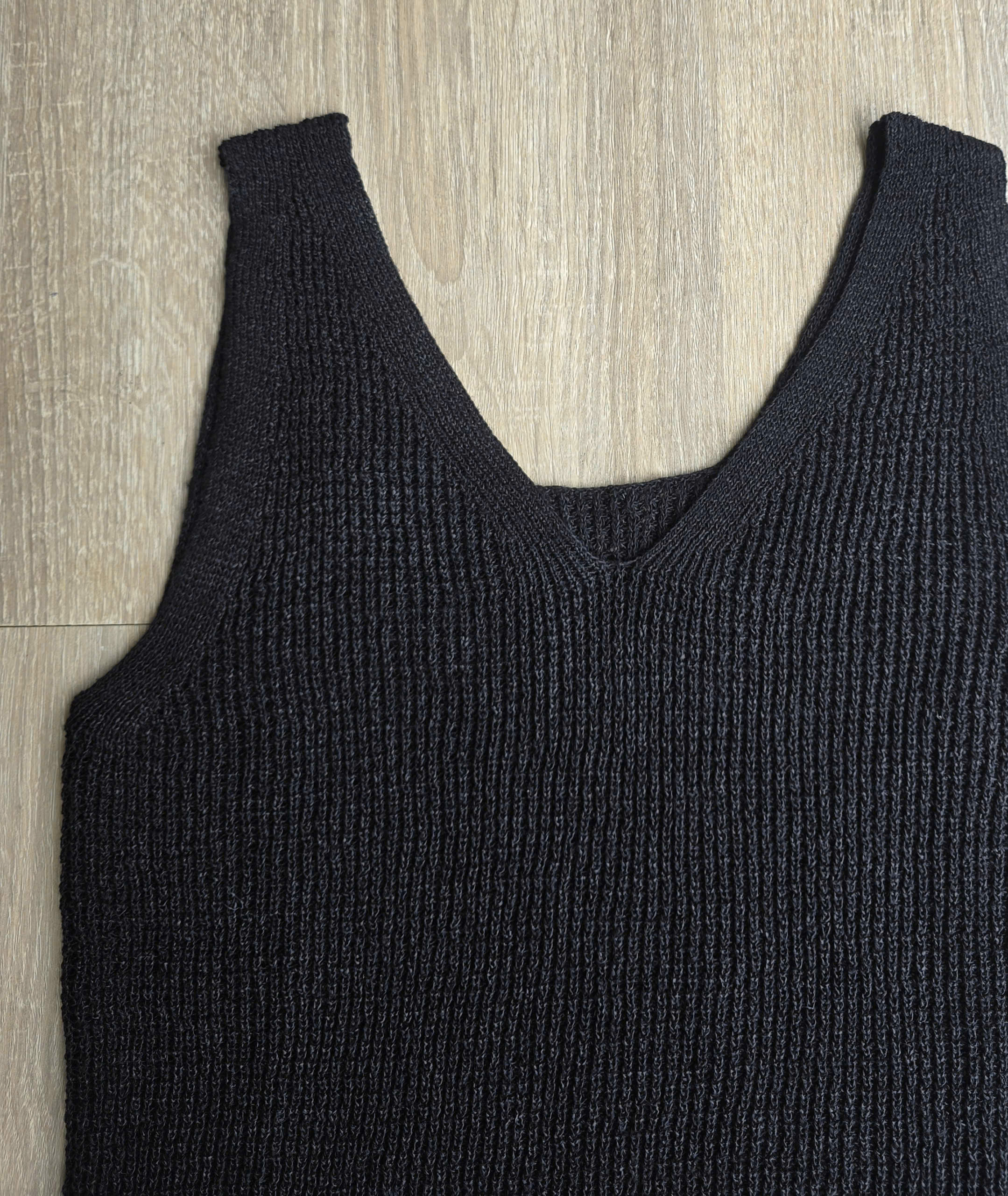 Áo ba lỗ sợi đan, cổ V, 2 màu