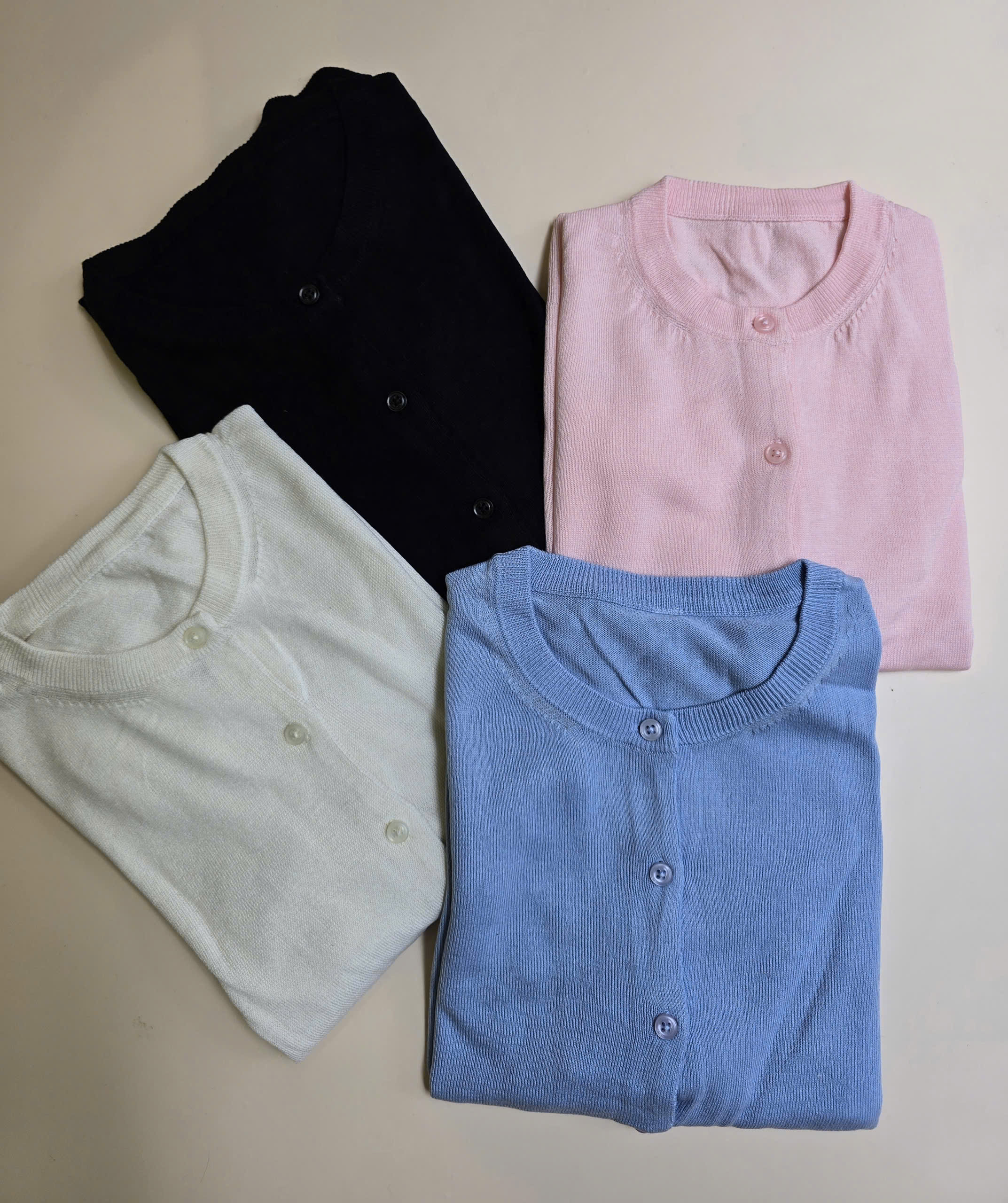 Áo cardigan cổ tròn bo gấu, 1 hàng cúc giống màu áo