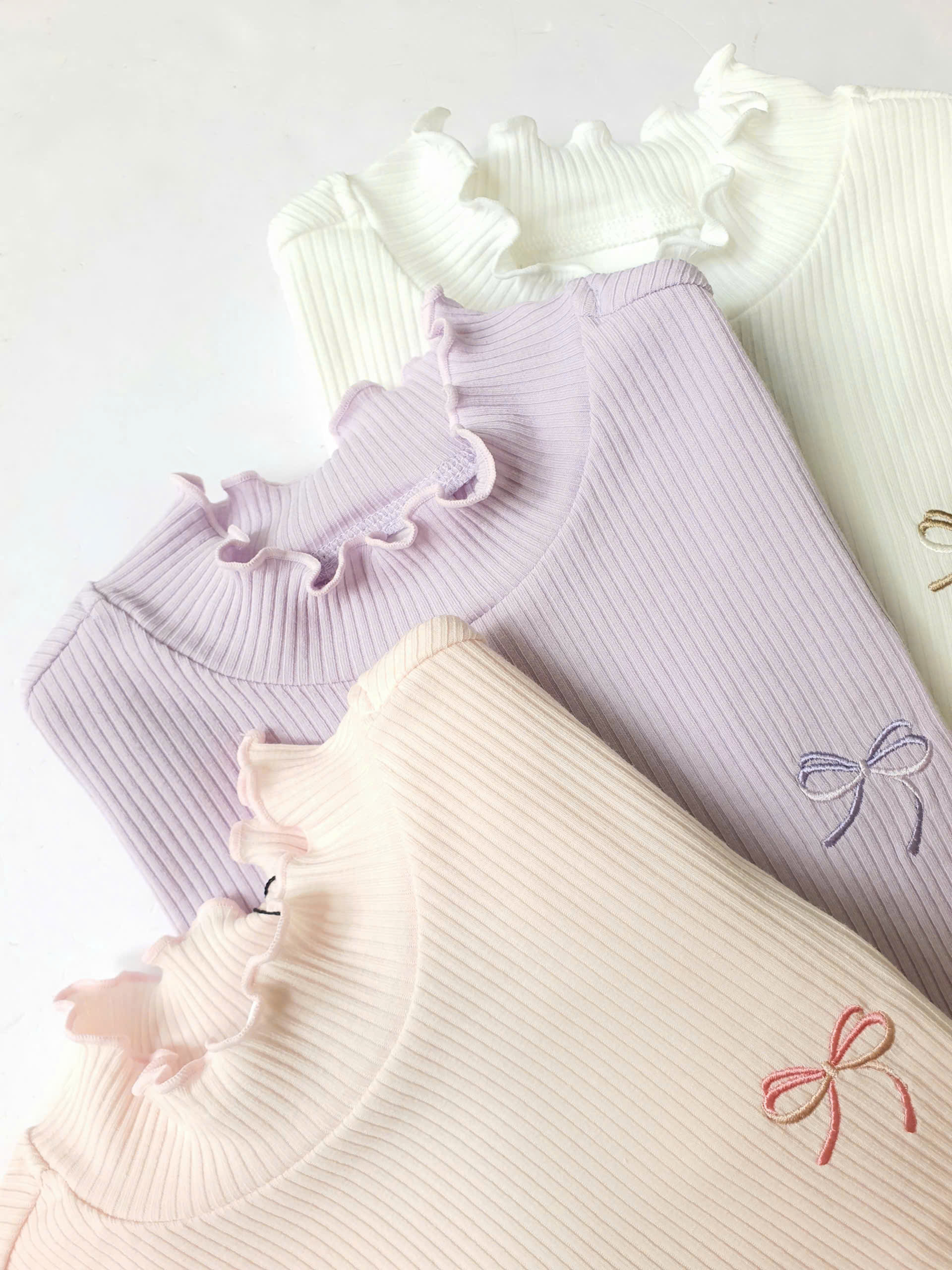 Áo cổ 3 phân chạy bèo, nơ thêu beemon