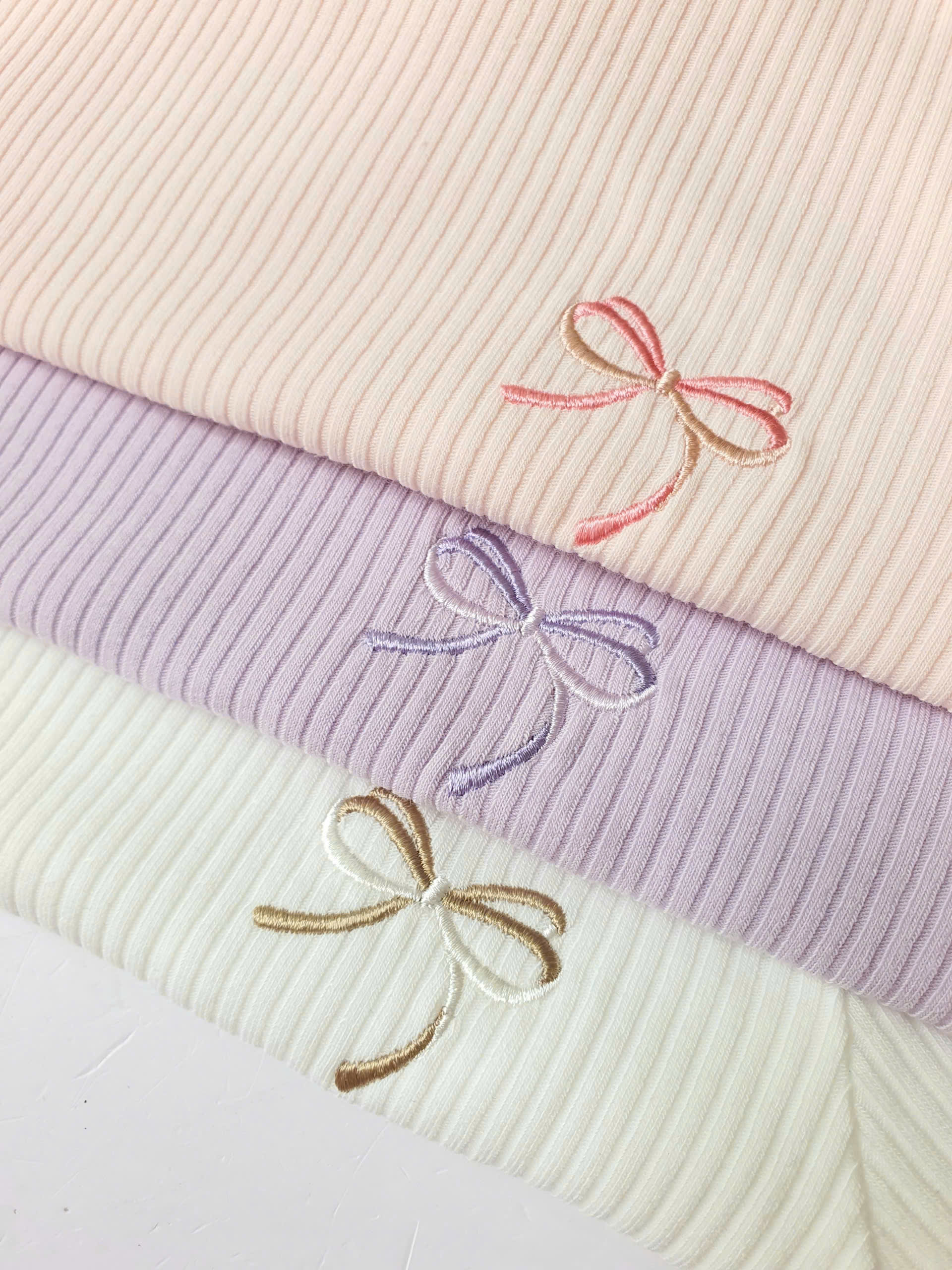 Áo cổ 3 phân chạy bèo, nơ thêu beemon