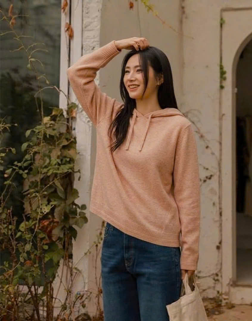 Áo hoodie len có mũ vải mỏng vừa, bo gấu nhẹ