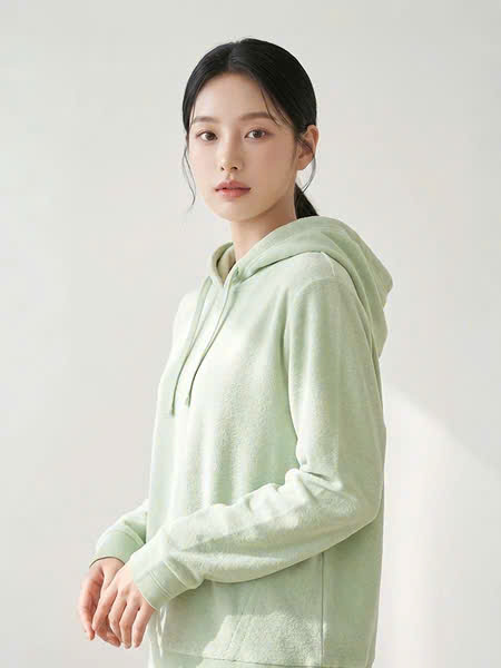 Áo hoodie len có mũ vải mỏng vừa, bo gấu nhẹ