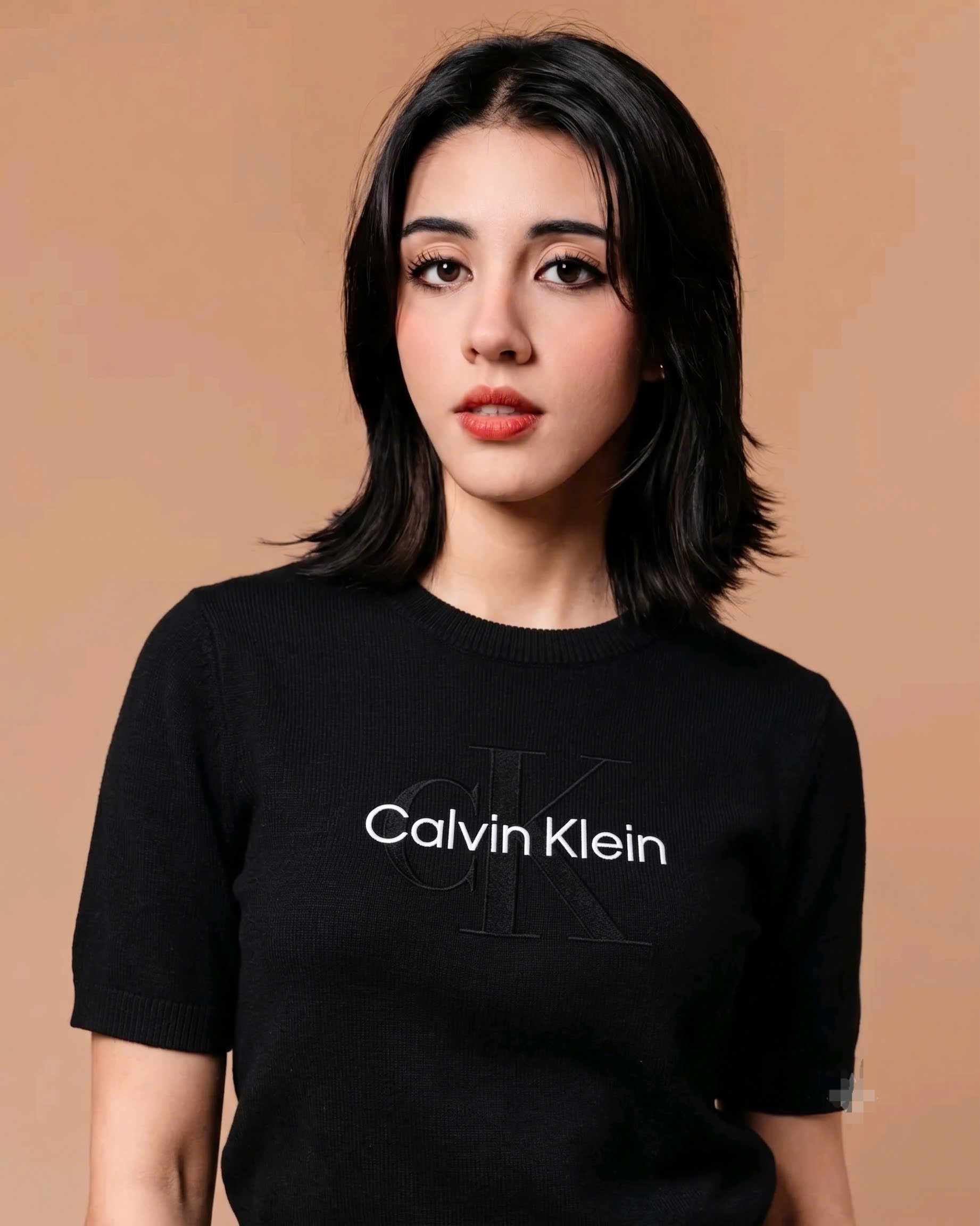 Áo len cộc tay croptop, rộng ngang chữ CK