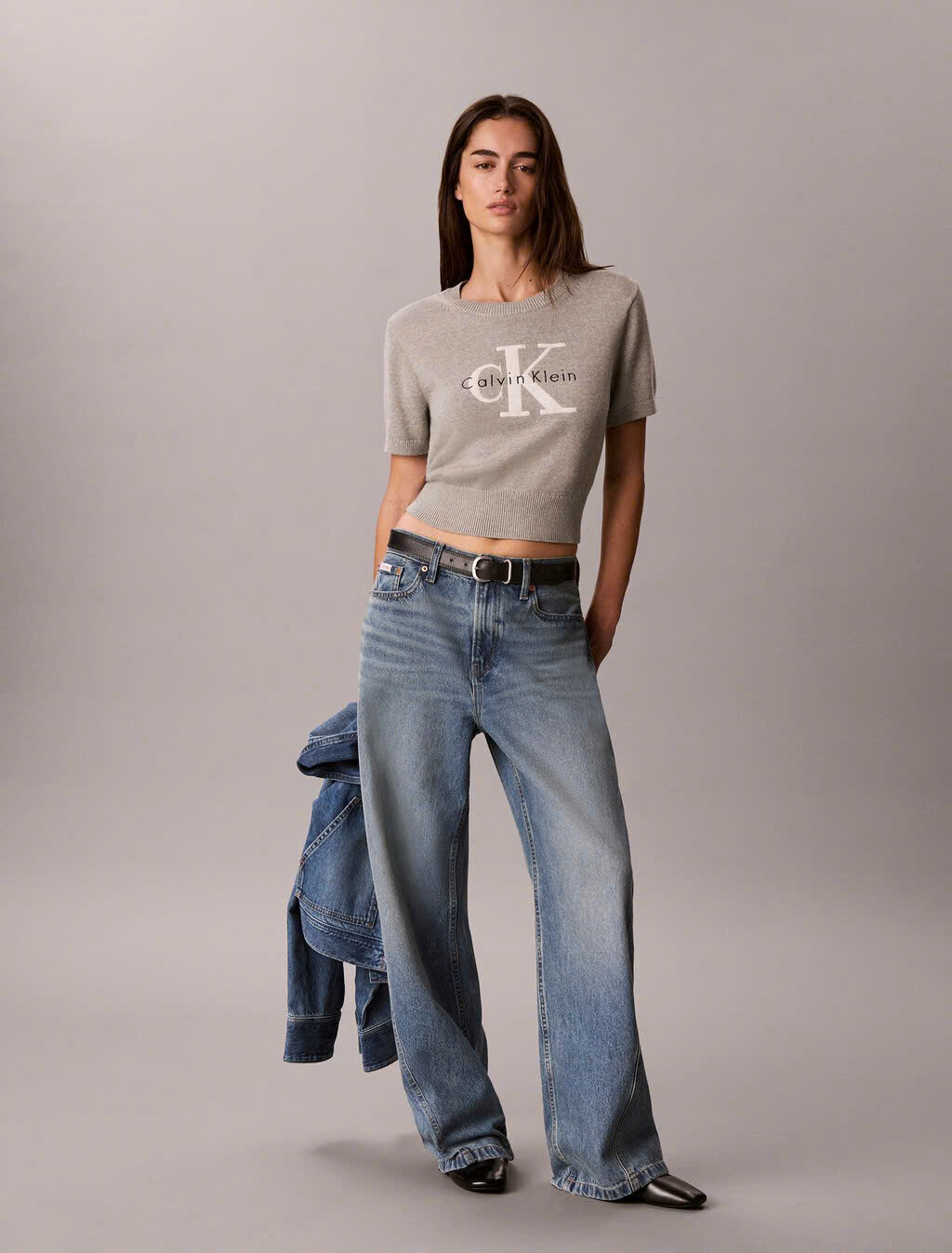 Áo len cộc tay croptop, rộng ngang chữ CK