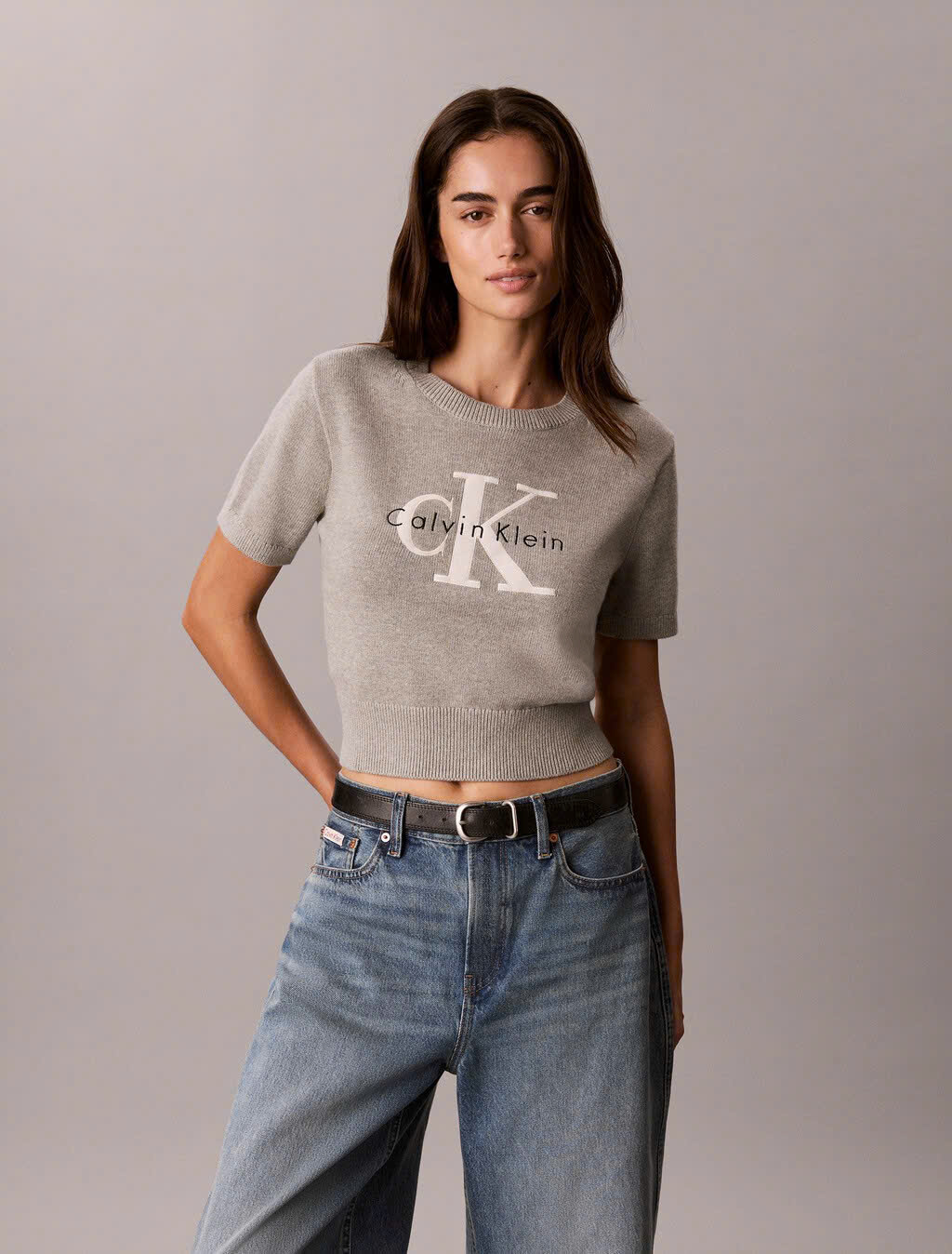 Áo len cộc tay croptop, rộng ngang chữ CK
