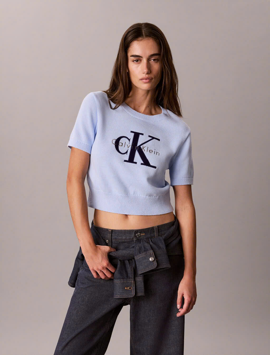 Áo len cộc tay croptop, rộng ngang chữ CK