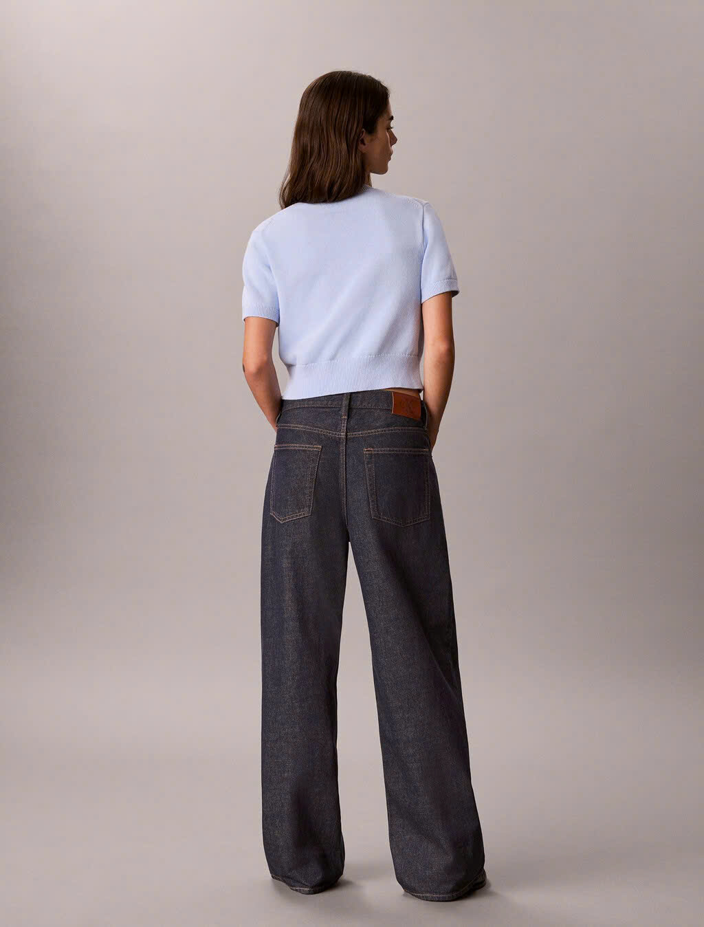 Áo len cộc tay croptop, rộng ngang chữ CK