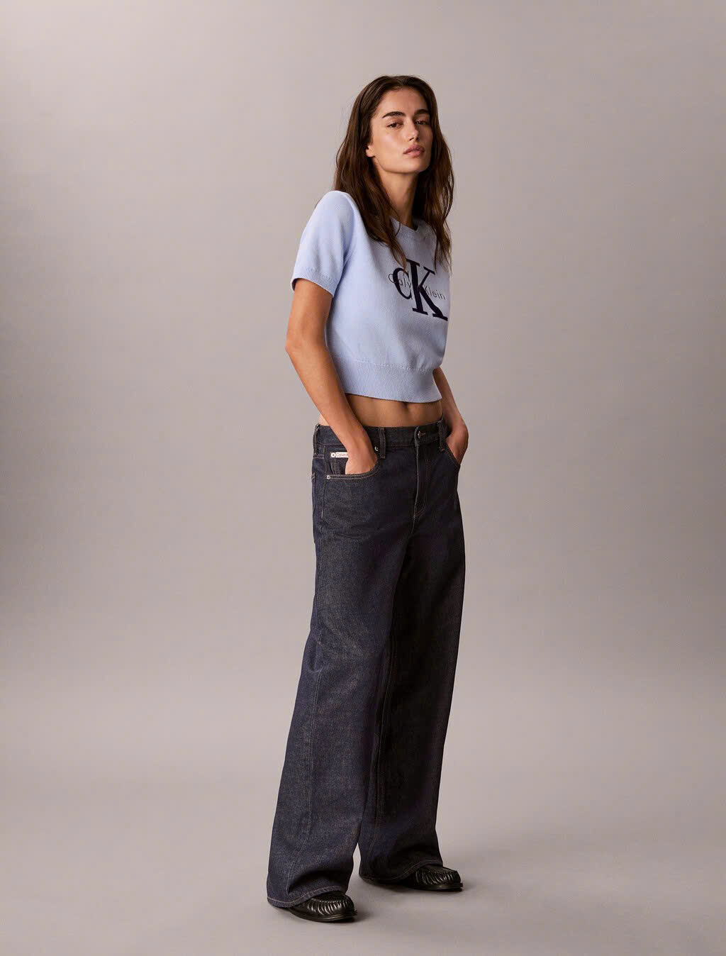 Áo len cộc tay croptop, rộng ngang chữ CK