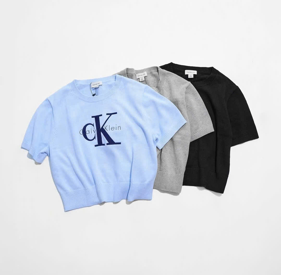 Áo len cộc tay croptop, rộng ngang chữ CK