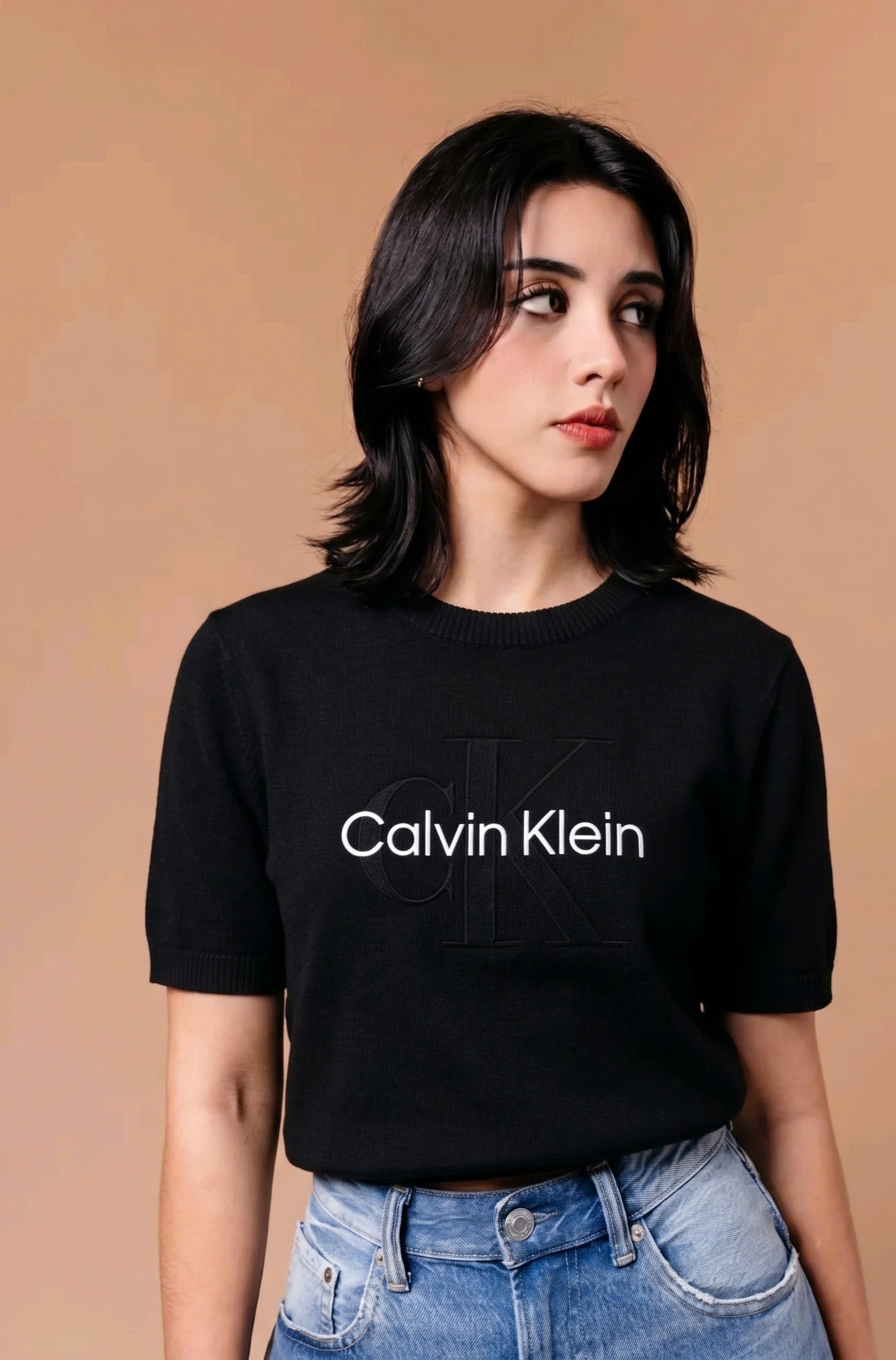 Áo len cộc tay croptop, rộng ngang chữ CK