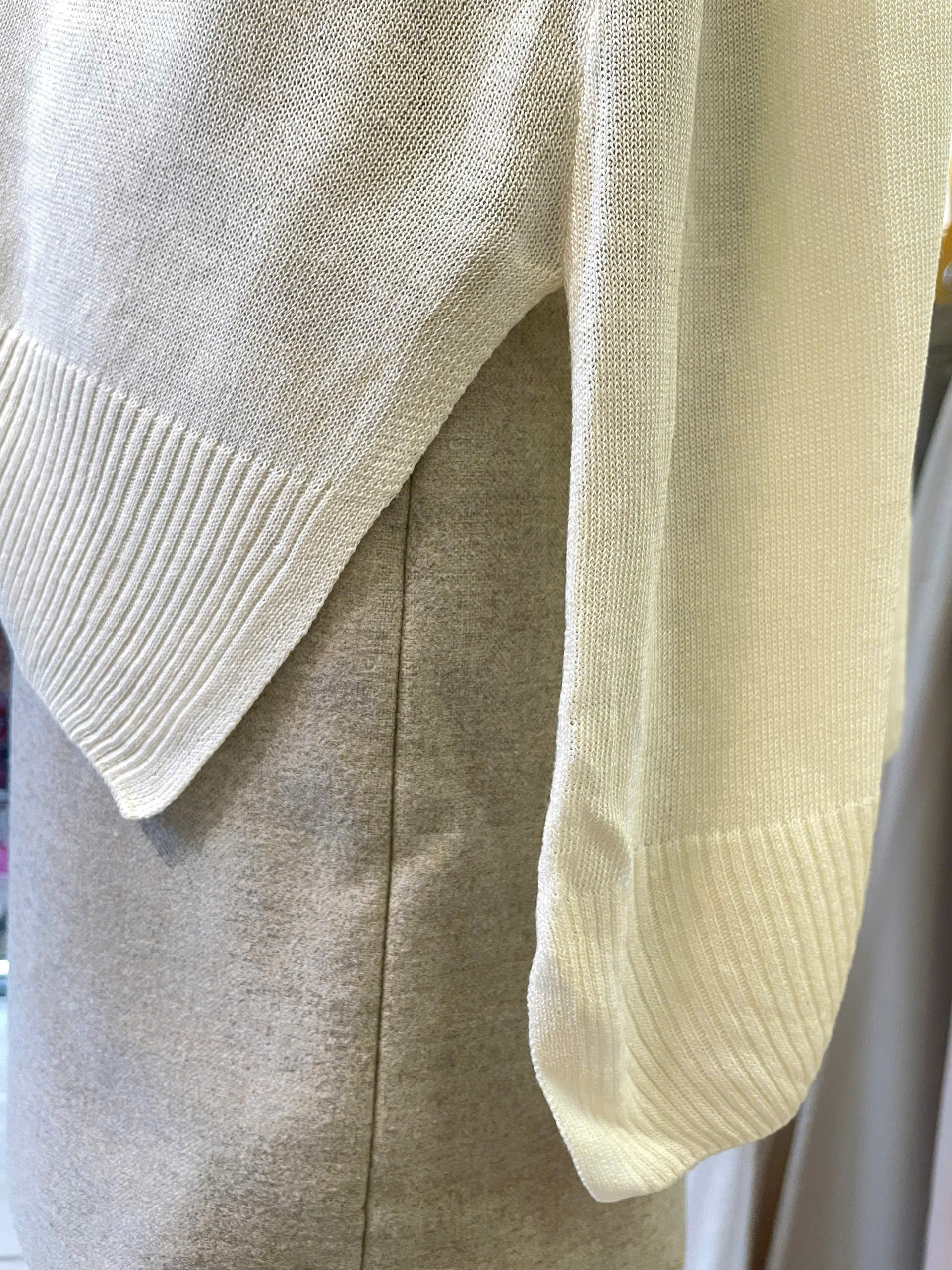 Áo khoác cardigan dáng dai, cổ V, vạt xẻ hai bên hông