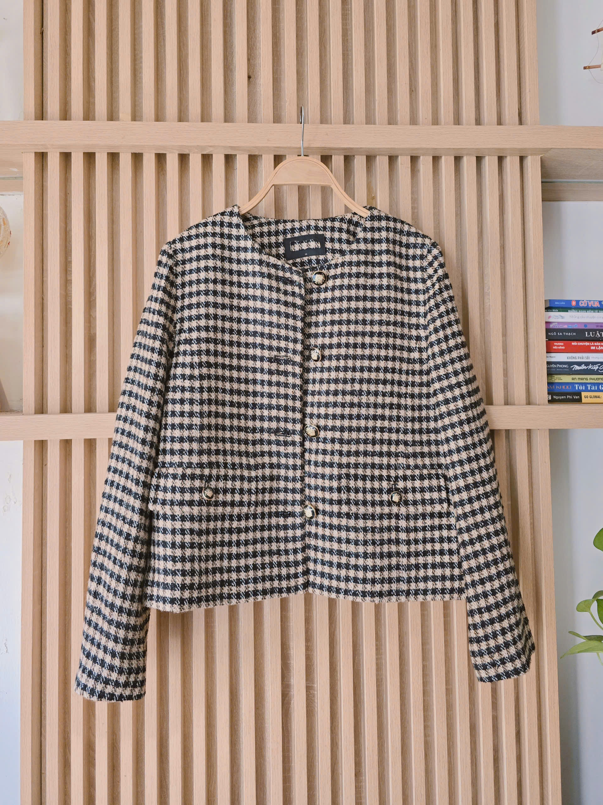 Áo khoác dạ tweed cổ tròn, kẻ nâu tây, hai túi vuông trước