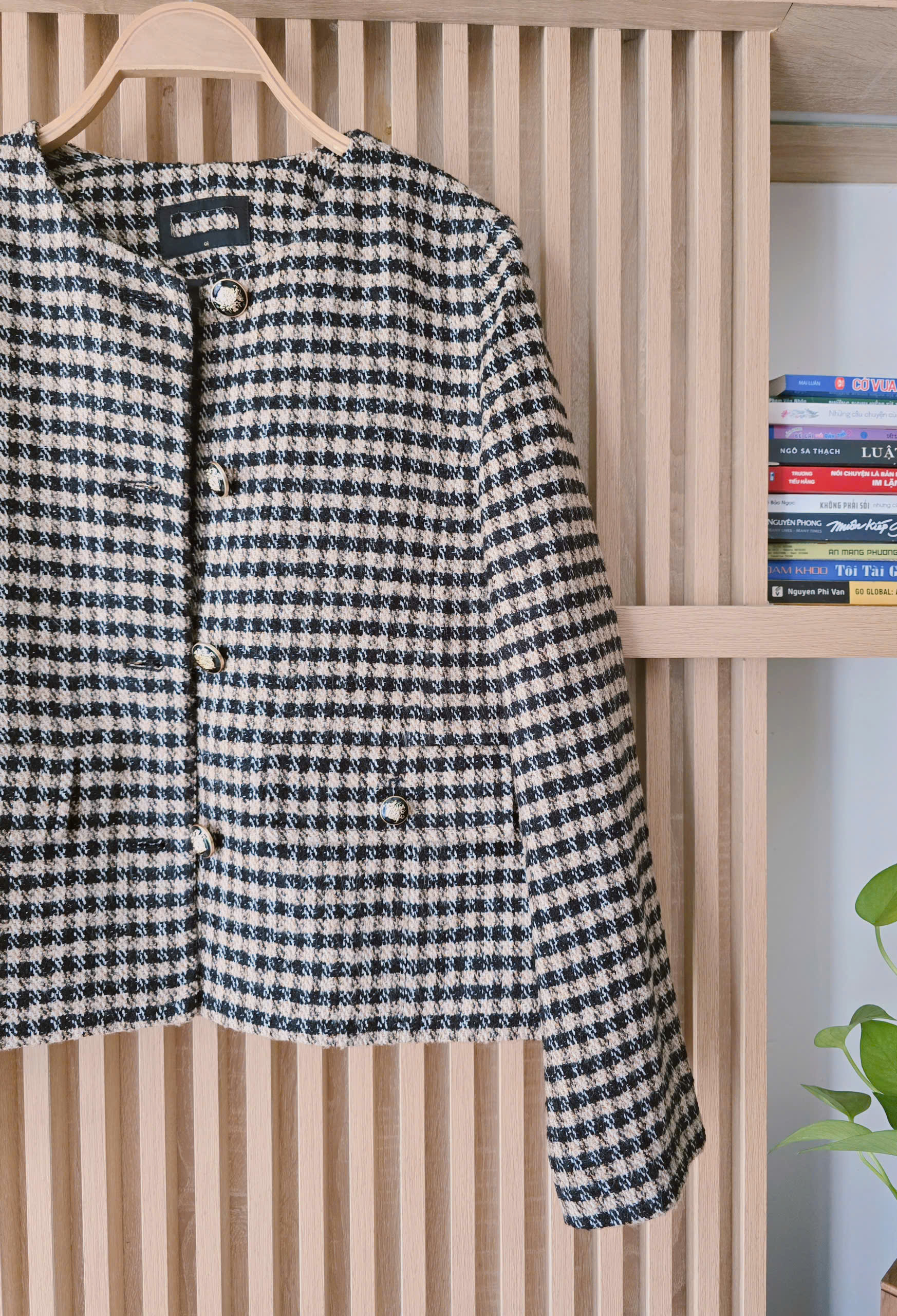 Áo khoác dạ tweed cổ tròn, kẻ nâu tây, hai túi vuông trước