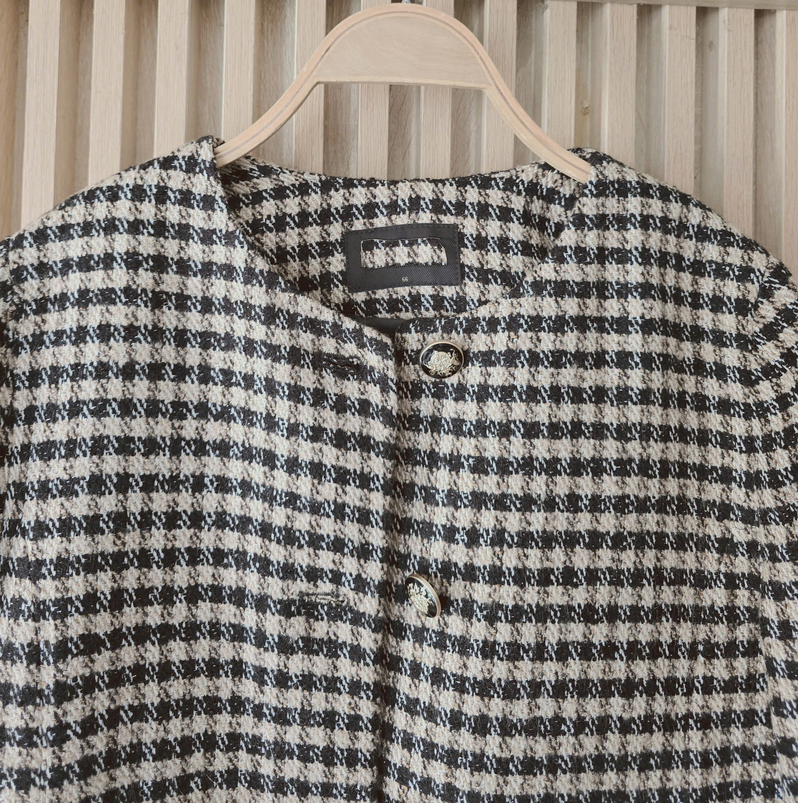 Áo khoác dạ tweed cổ tròn, kẻ nâu tây, hai túi vuông trước