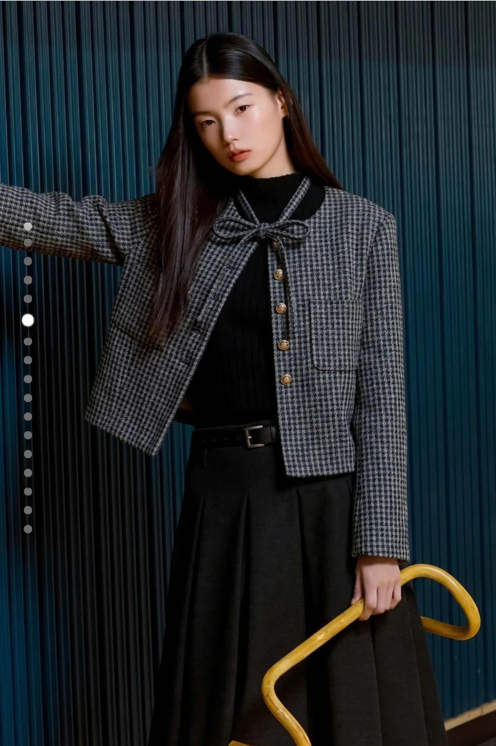Áo khoác dạ tweed dài tay cổ tòn, có dây buộc nơ ở cổ, 2 túi vuông