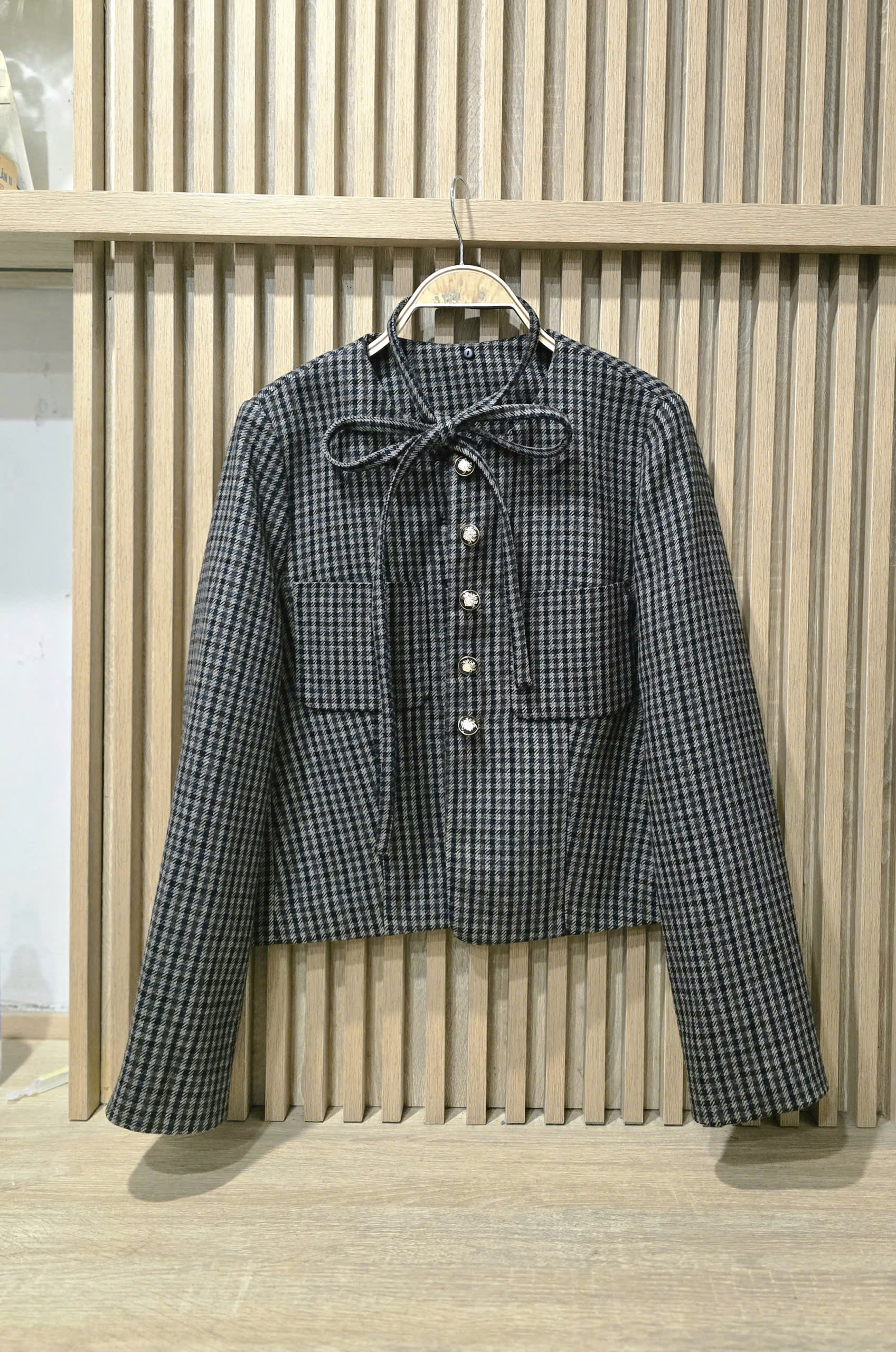 Áo khoác dạ tweed dài tay cổ tòn, có dây buộc nơ ở cổ, 2 túi vuông