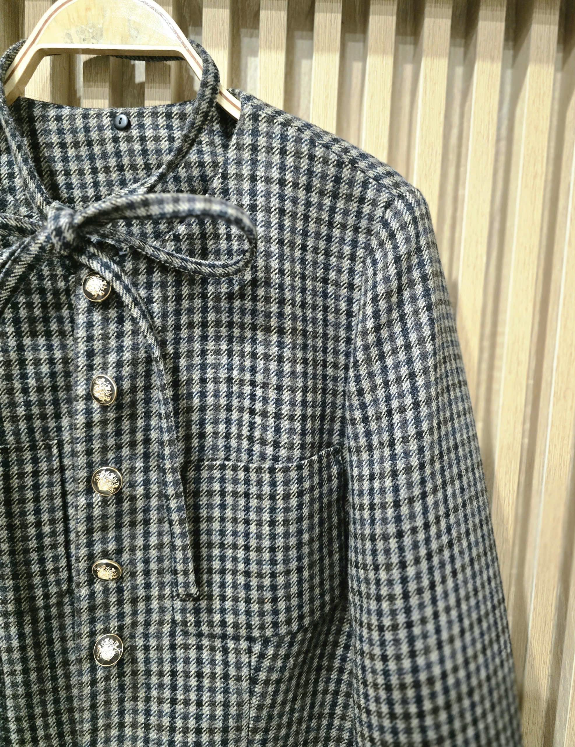 Áo khoác dạ tweed dài tay cổ tòn, có dây buộc nơ ở cổ, 2 túi vuông