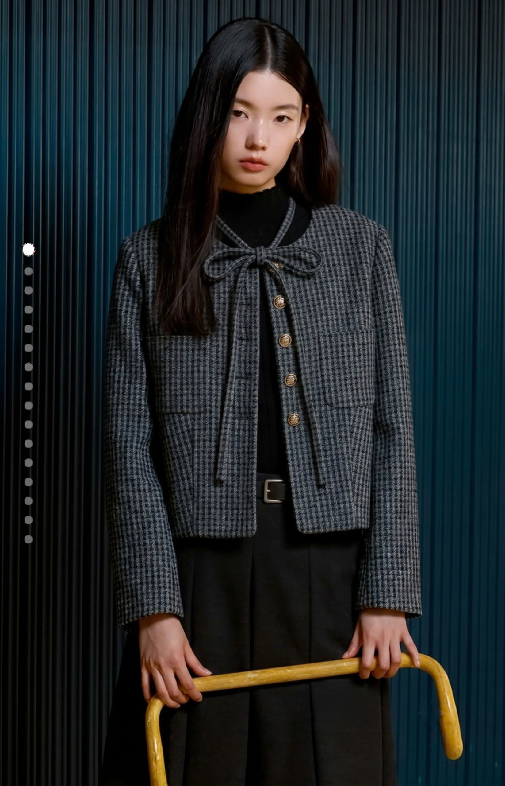 Áo khoác dạ tweed dài tay cổ tòn, có dây buộc nơ ở cổ, 2 túi vuông