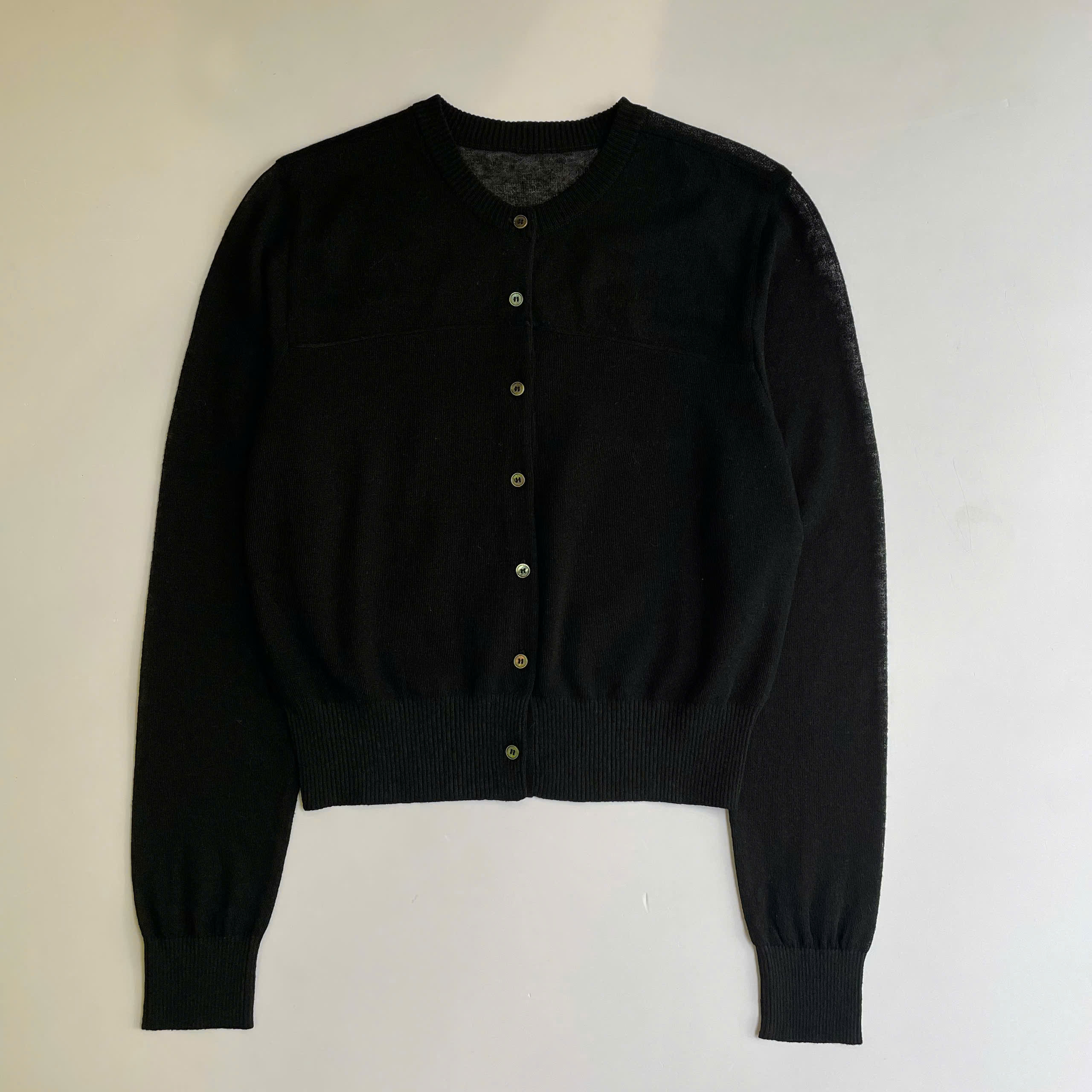 Áo khoác len cardigan, cổ tròn bo gấu, 1 hàng cúc nhỏ khảm trai