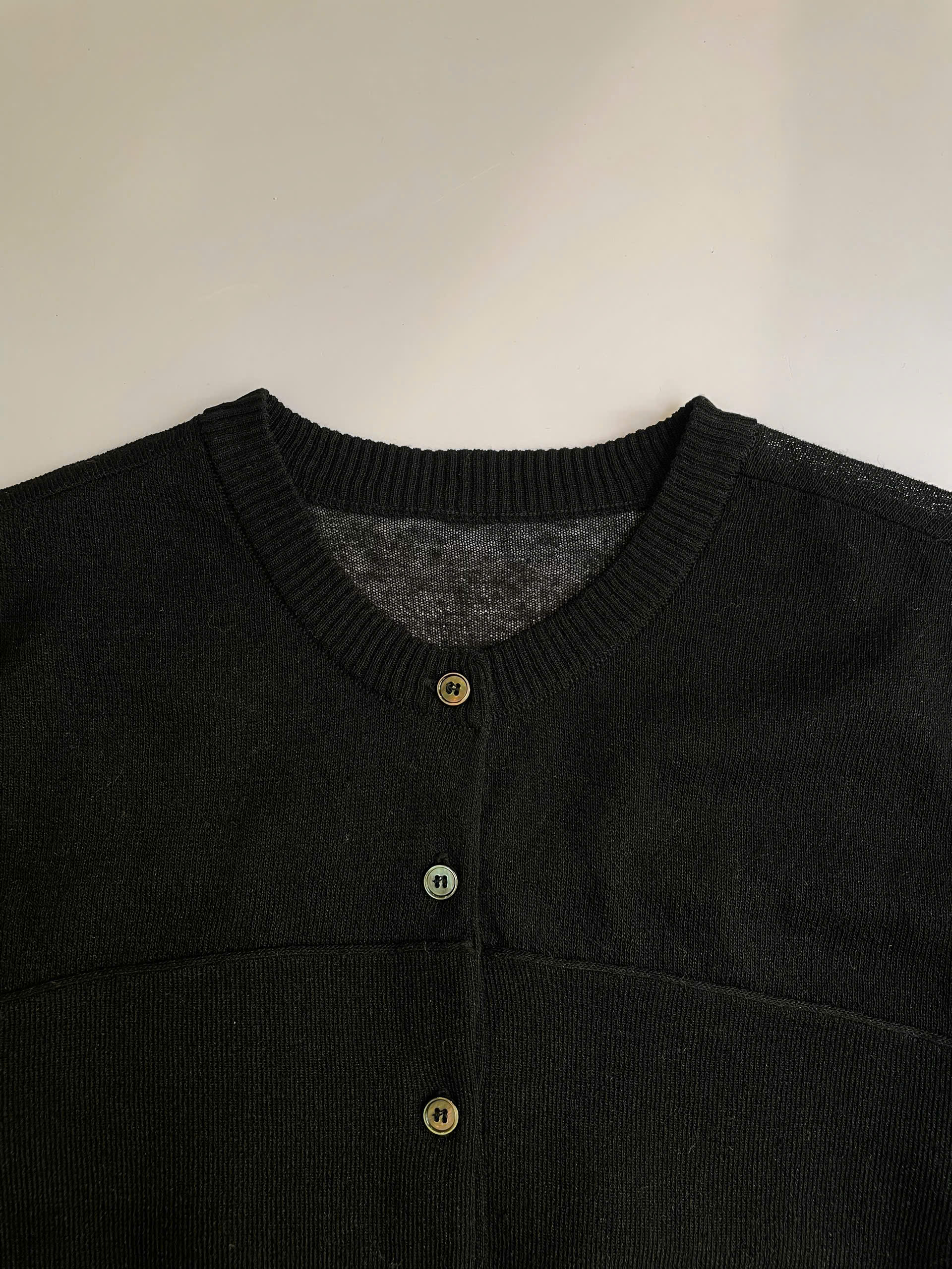 Áo khoác len cardigan, cổ tròn bo gấu, 1 hàng cúc nhỏ khảm trai