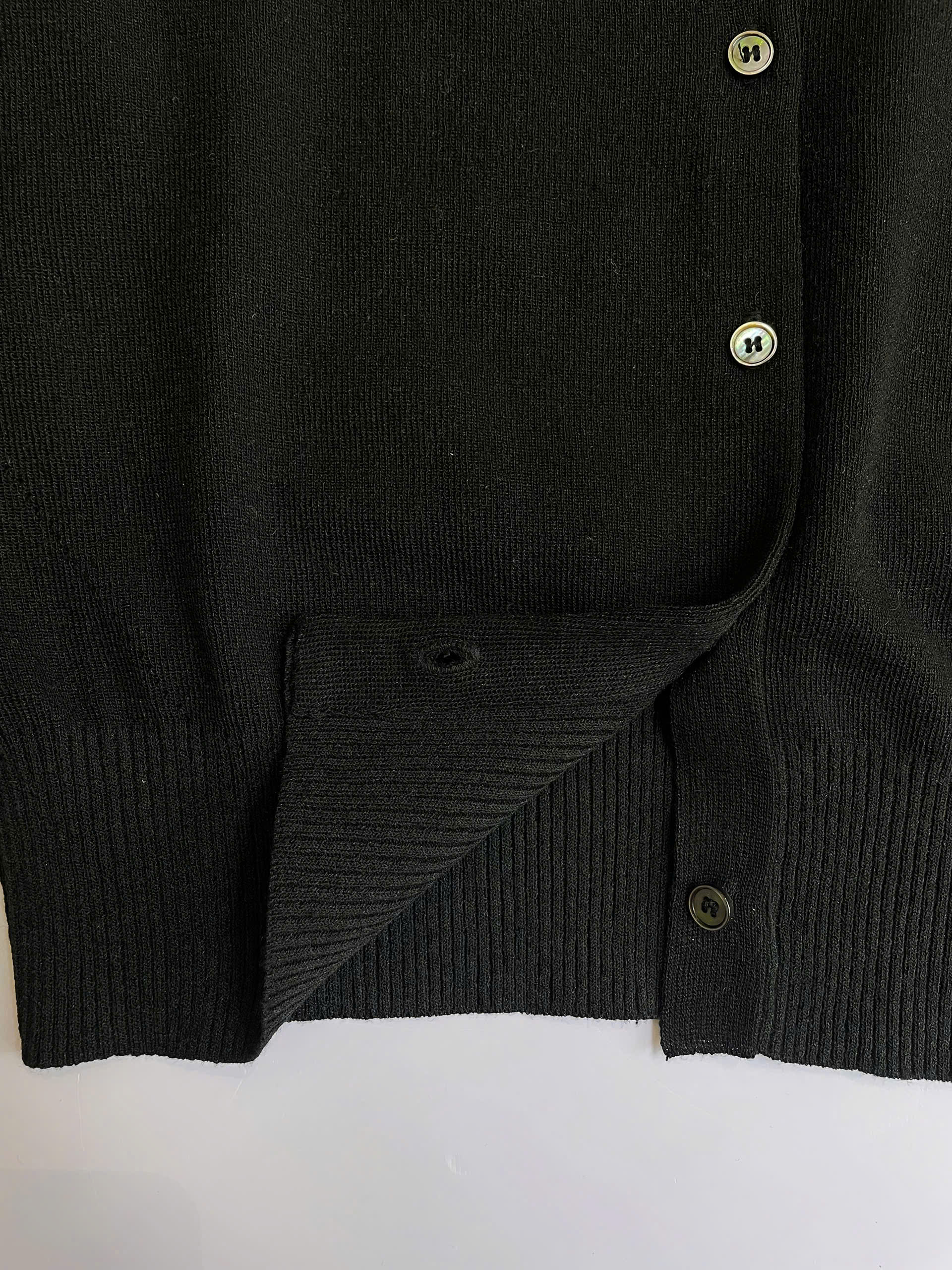 Áo khoác len cardigan, cổ tròn bo gấu, 1 hàng cúc nhỏ khảm trai