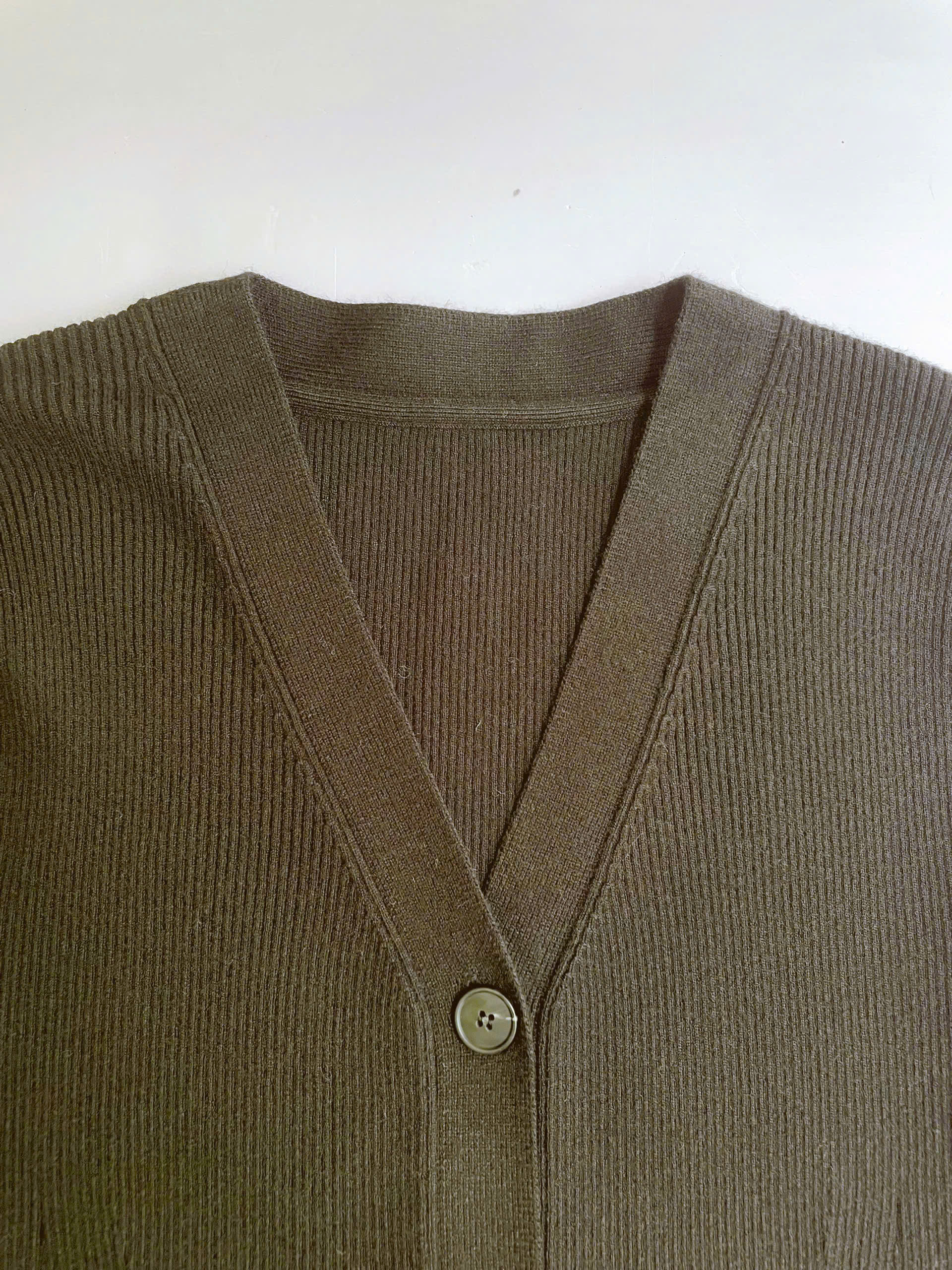 Áo khoác len tăm, cổ V cúc to bo gấu tay - gấu áo