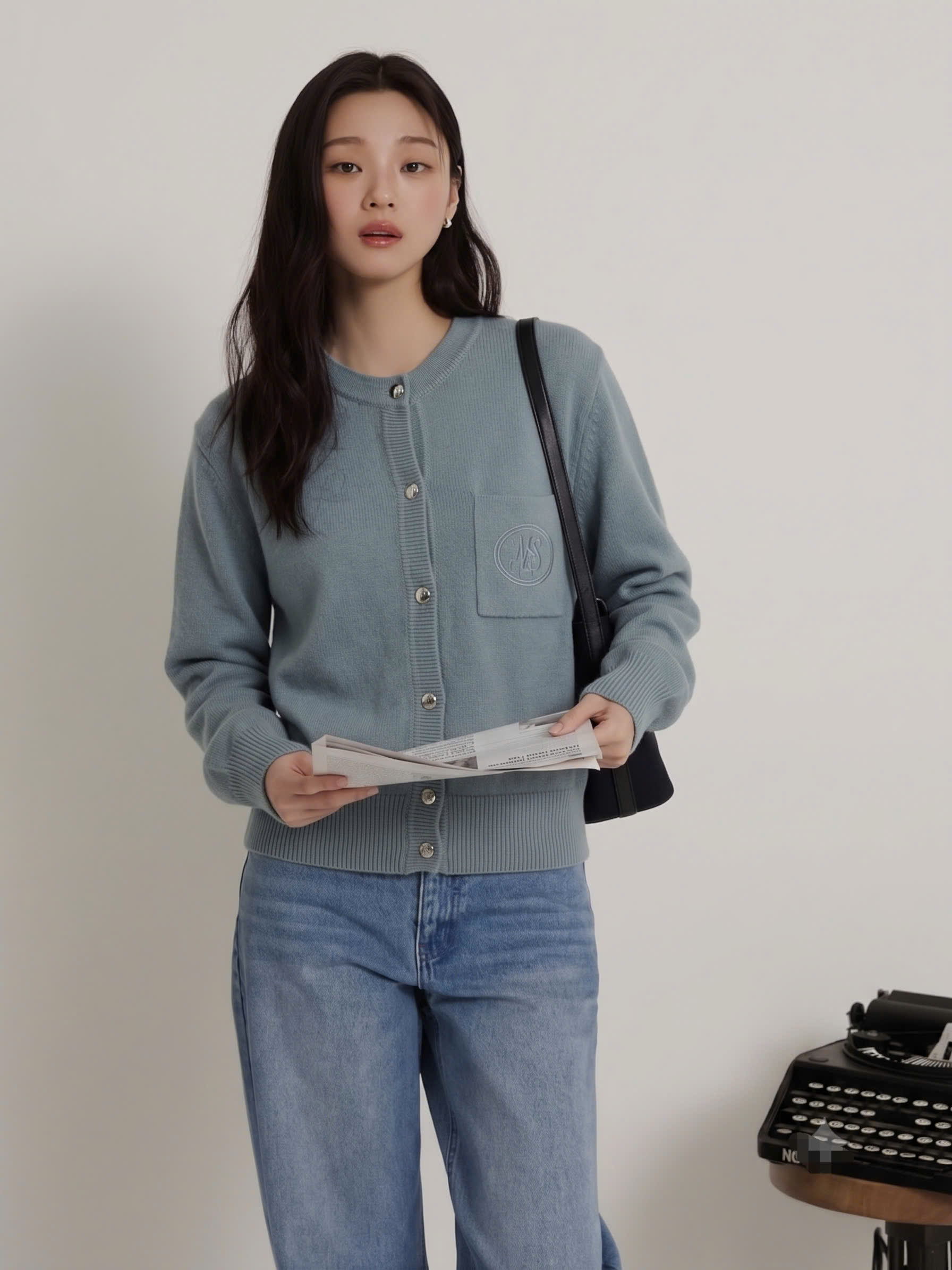 Áo len cardigan cổ tròn, bo gấu, có túi trước ngực chữ MLS