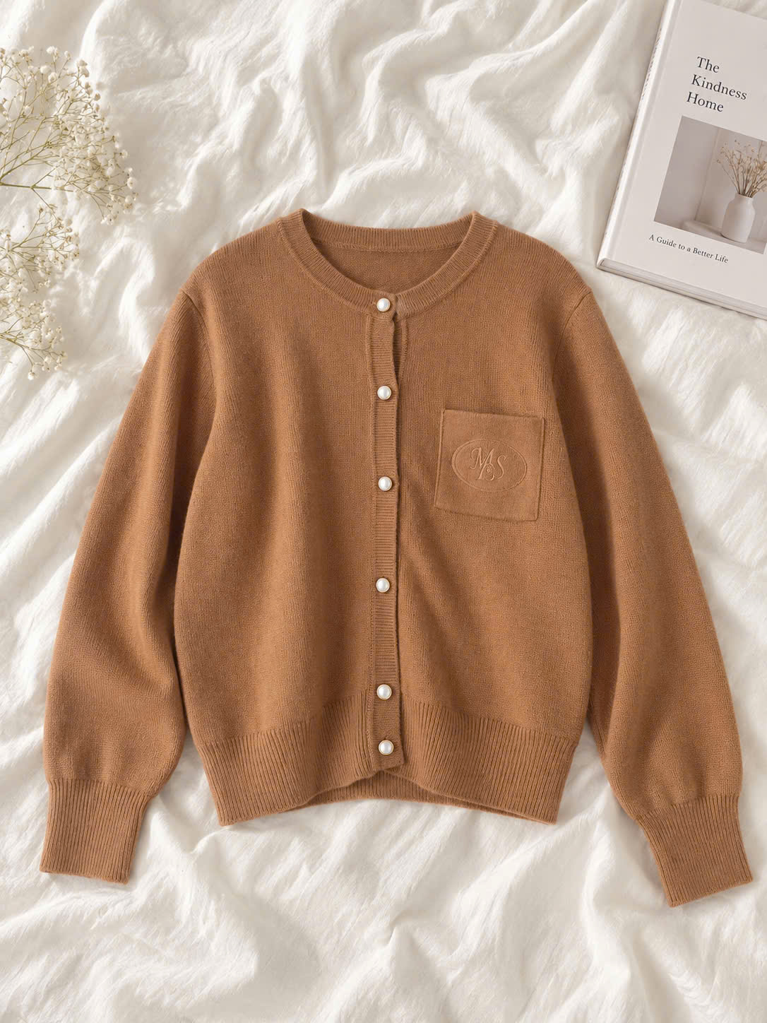 Áo len cardigan cổ tròn, bo gấu, có túi trước ngực chữ MLS