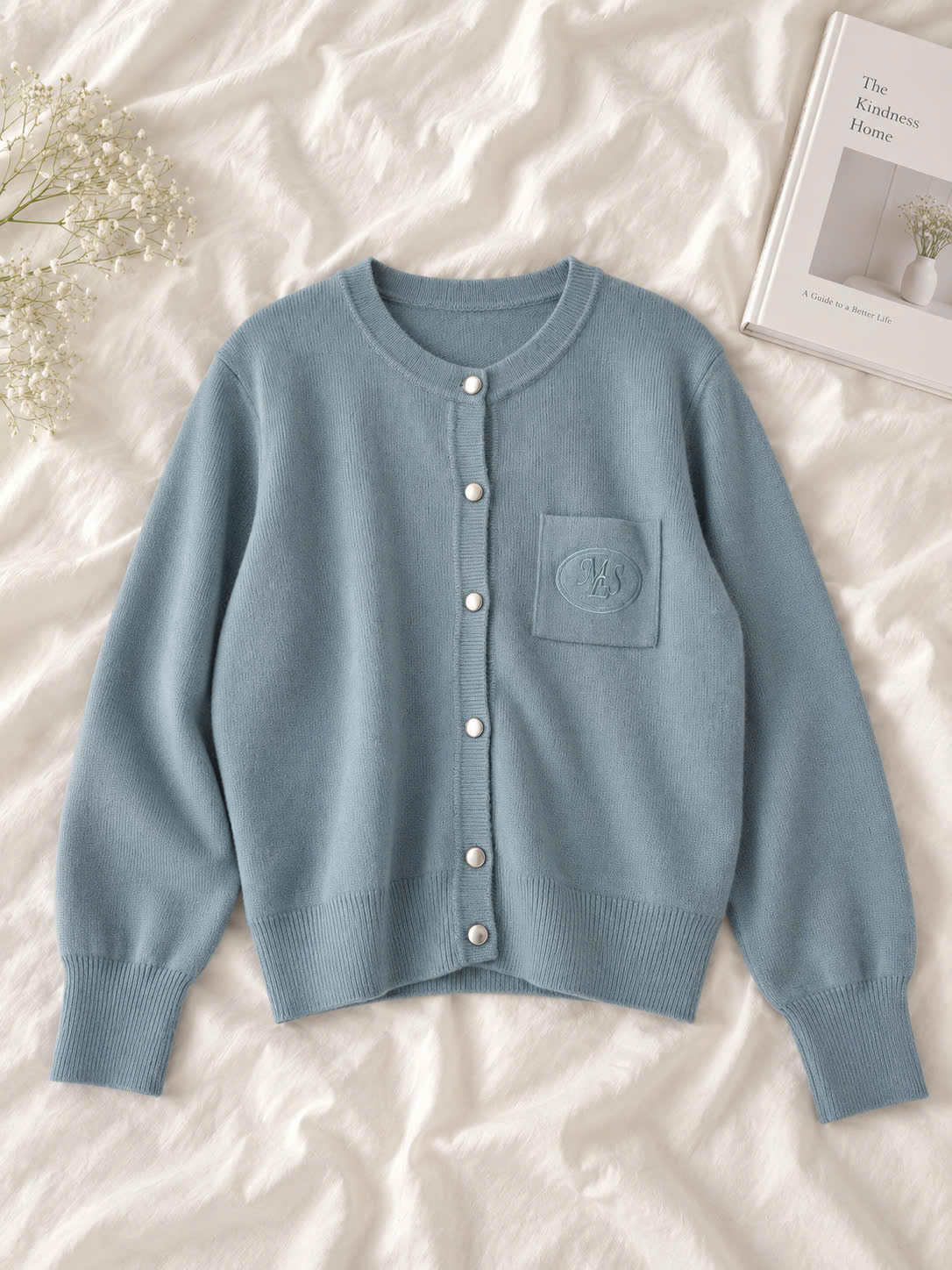 Áo len cardigan cổ tròn, bo gấu, có túi trước ngực chữ MLS
