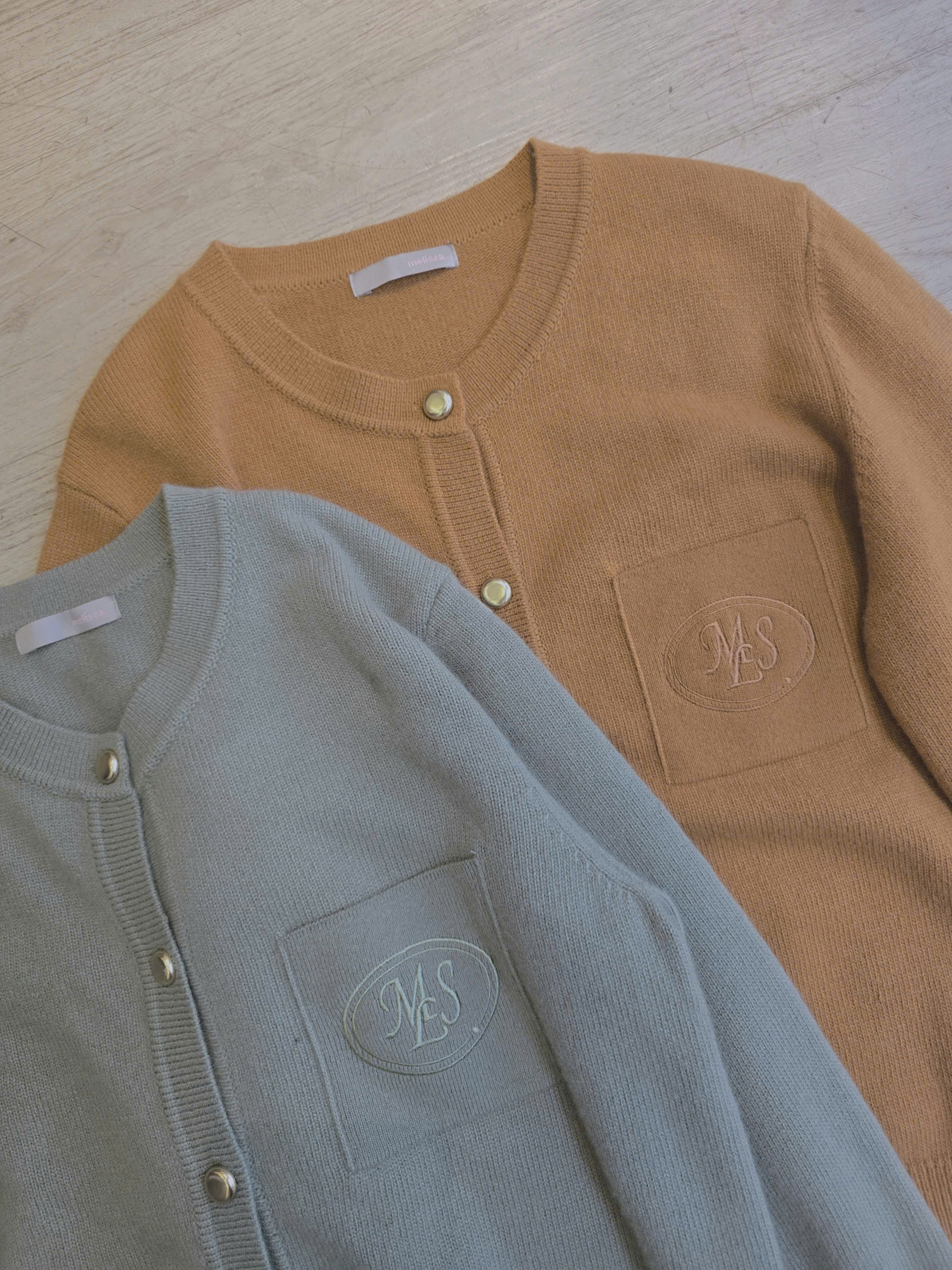Áo len cardigan cổ tròn, bo gấu, có túi trước ngực chữ MLS
