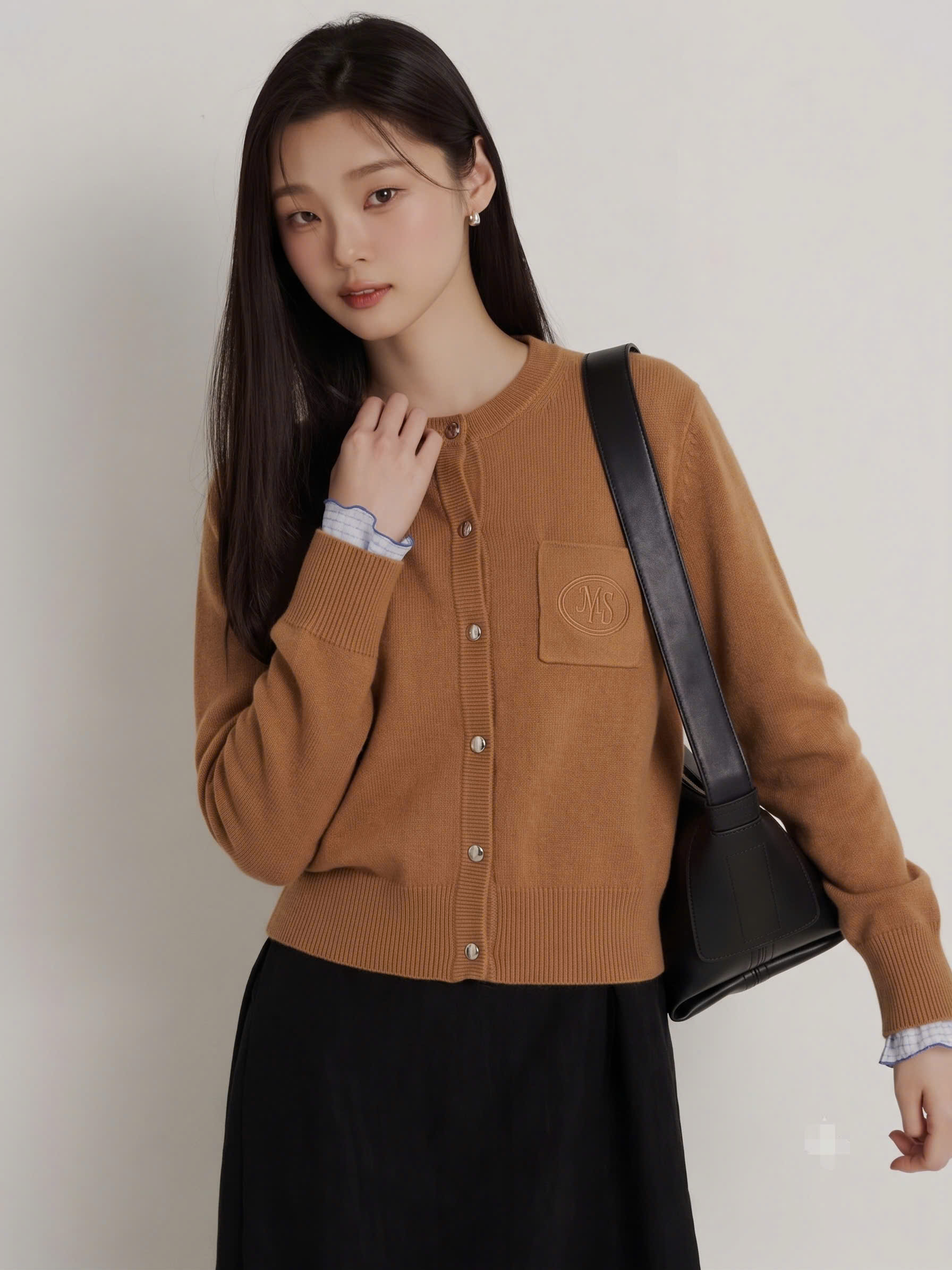 Áo len cardigan cổ tròn, bo gấu, có túi trước ngực chữ MLS