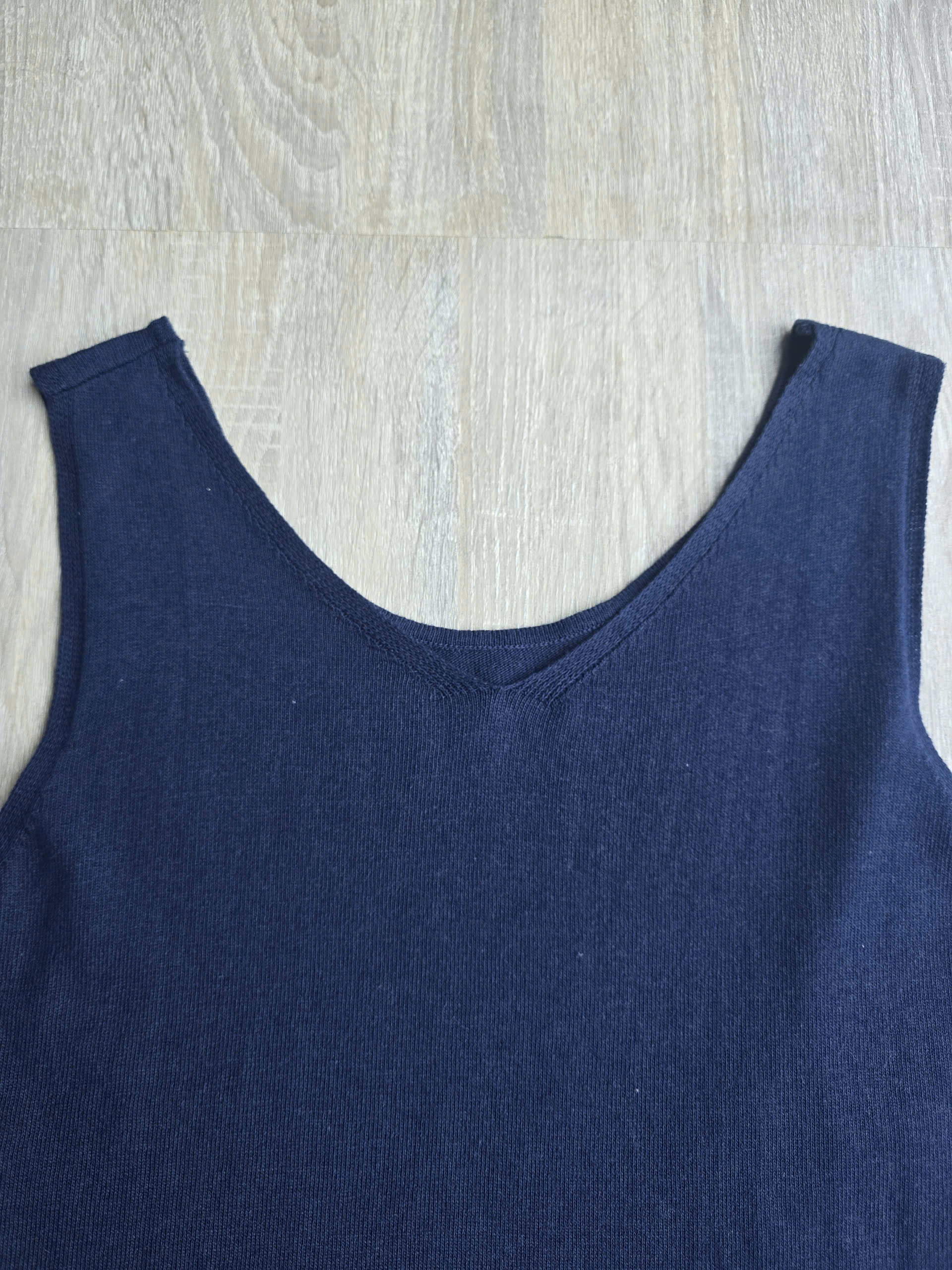 Áo len mongtogi 3 lỗ cổ V