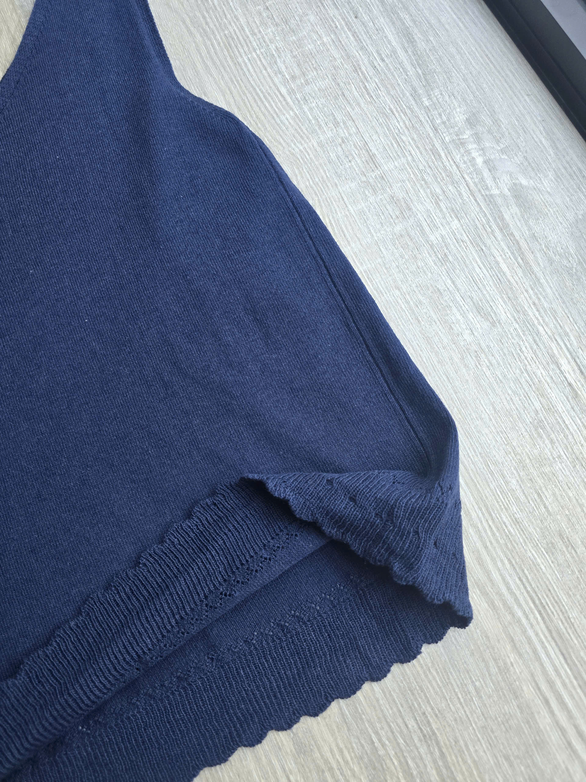 Áo len mongtogi 3 lỗ cổ V