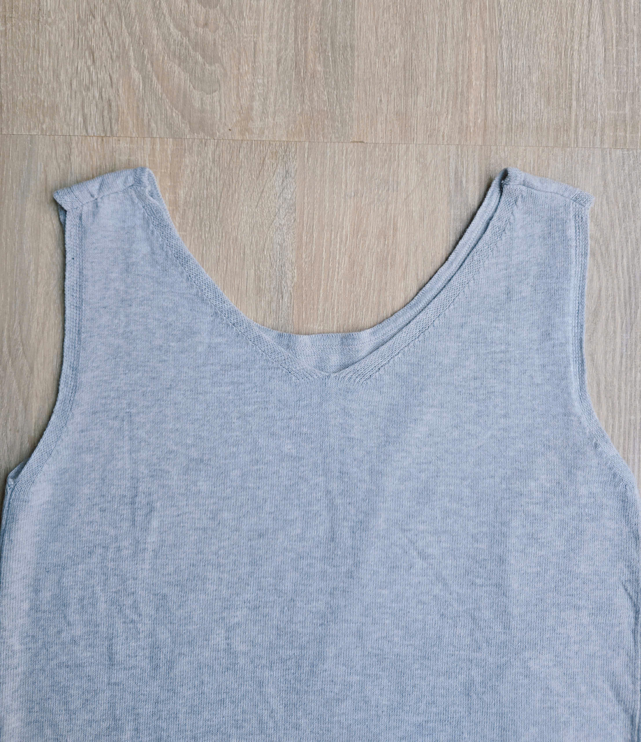 Áo len mongtogi 3 lỗ cổ V