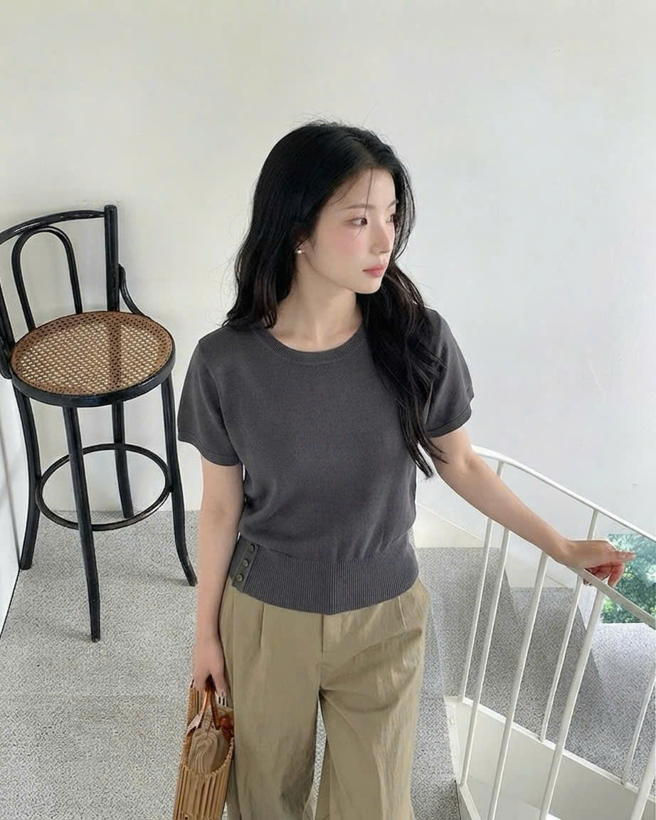 Áo len mongtogi tay hến, có khuy bên hông phần bo gấu