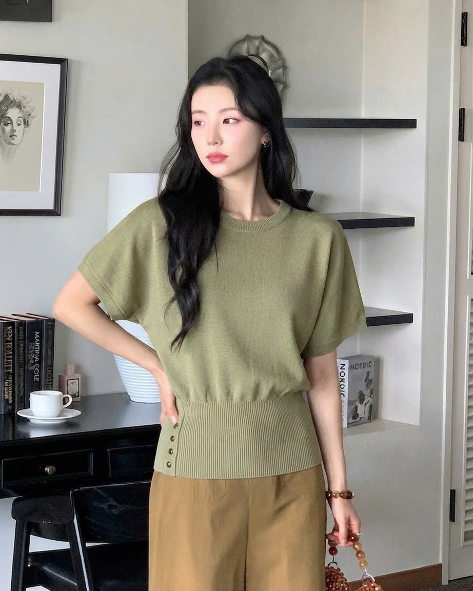 Áo len mongtogi tay hến, có khuy bên hông phần bo gấu