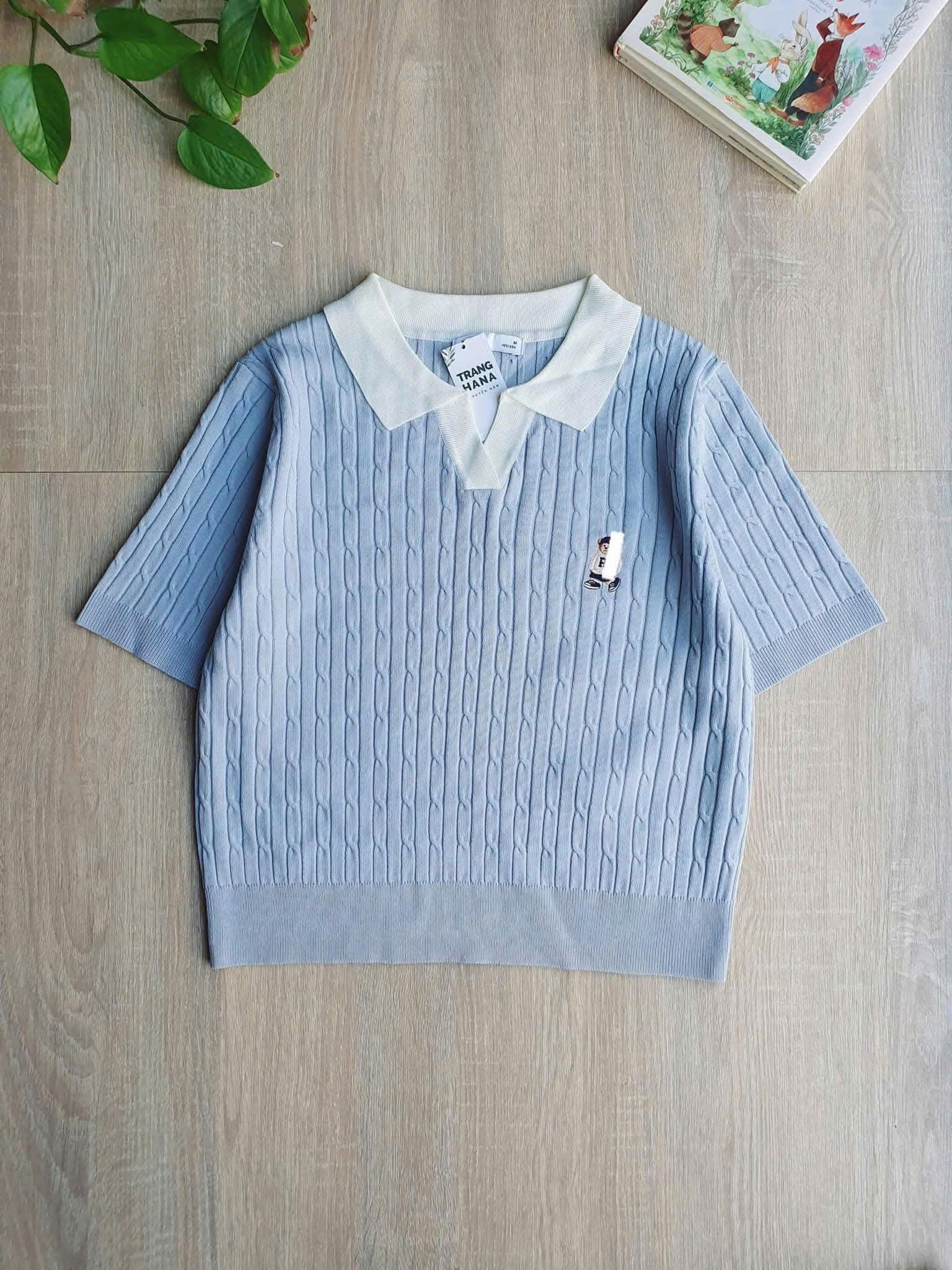 Áo mongtoghi cổ polo, dáng crop, thêu gấu