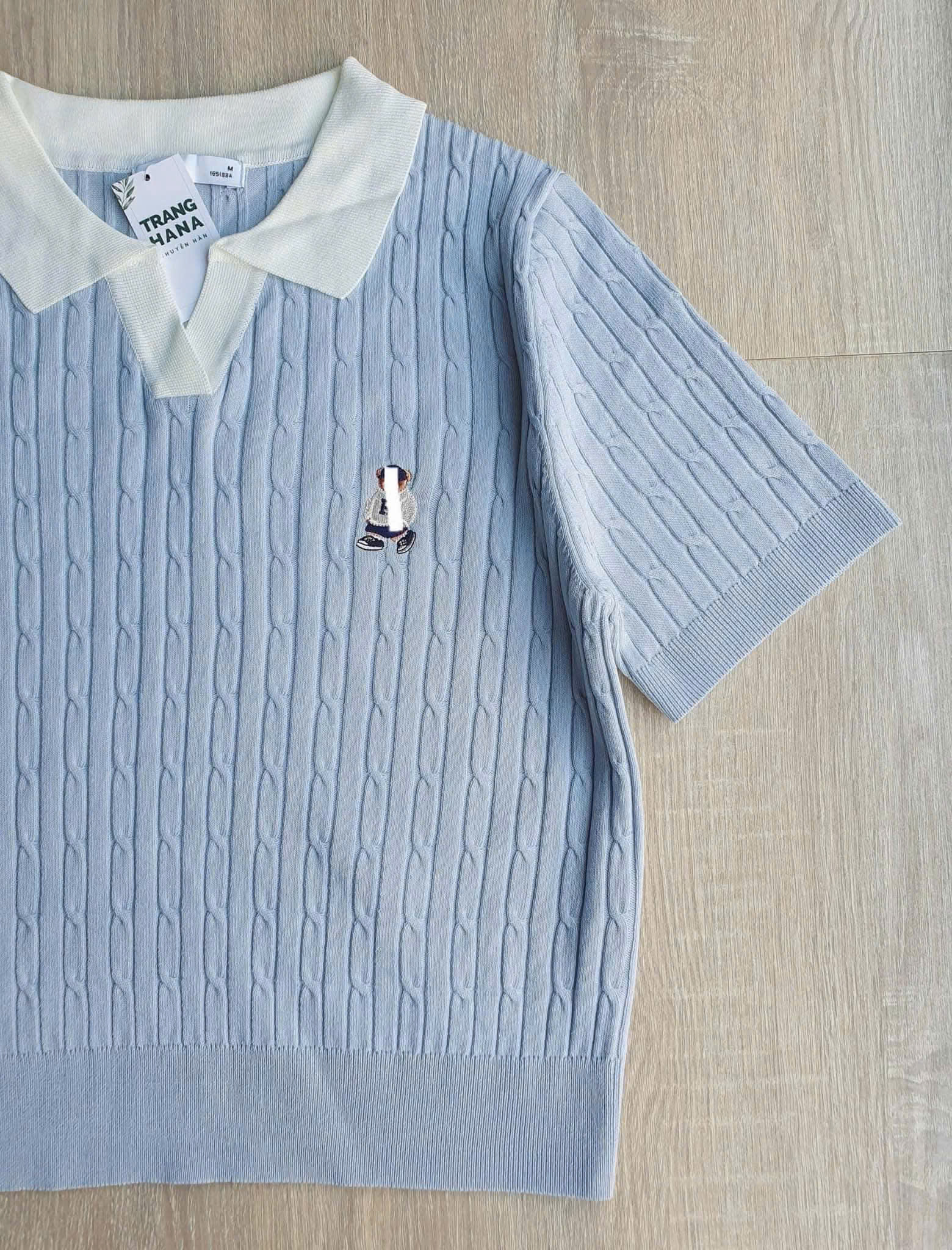 Áo mongtoghi cổ polo, dáng crop, thêu gấu