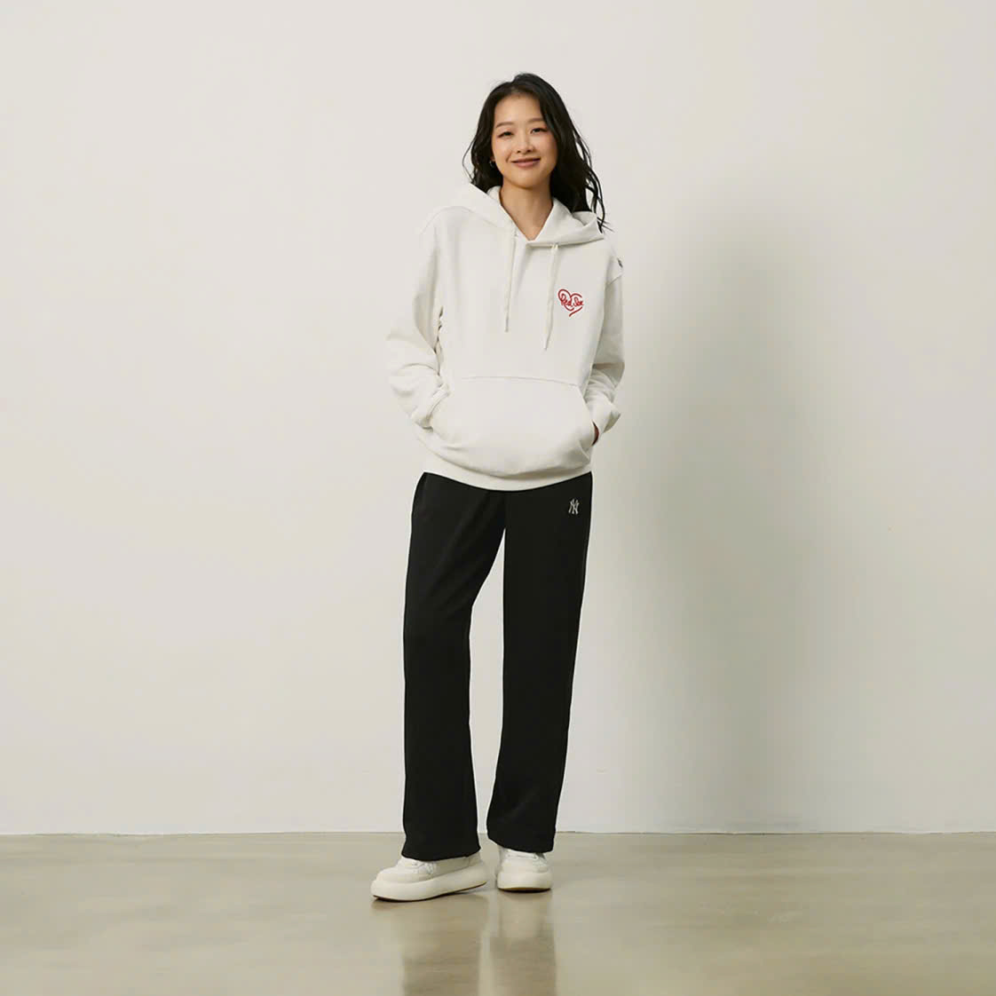 Áo nỉ hoodie trắng, có chữ redsox hình trái tim đỏ bên ngực