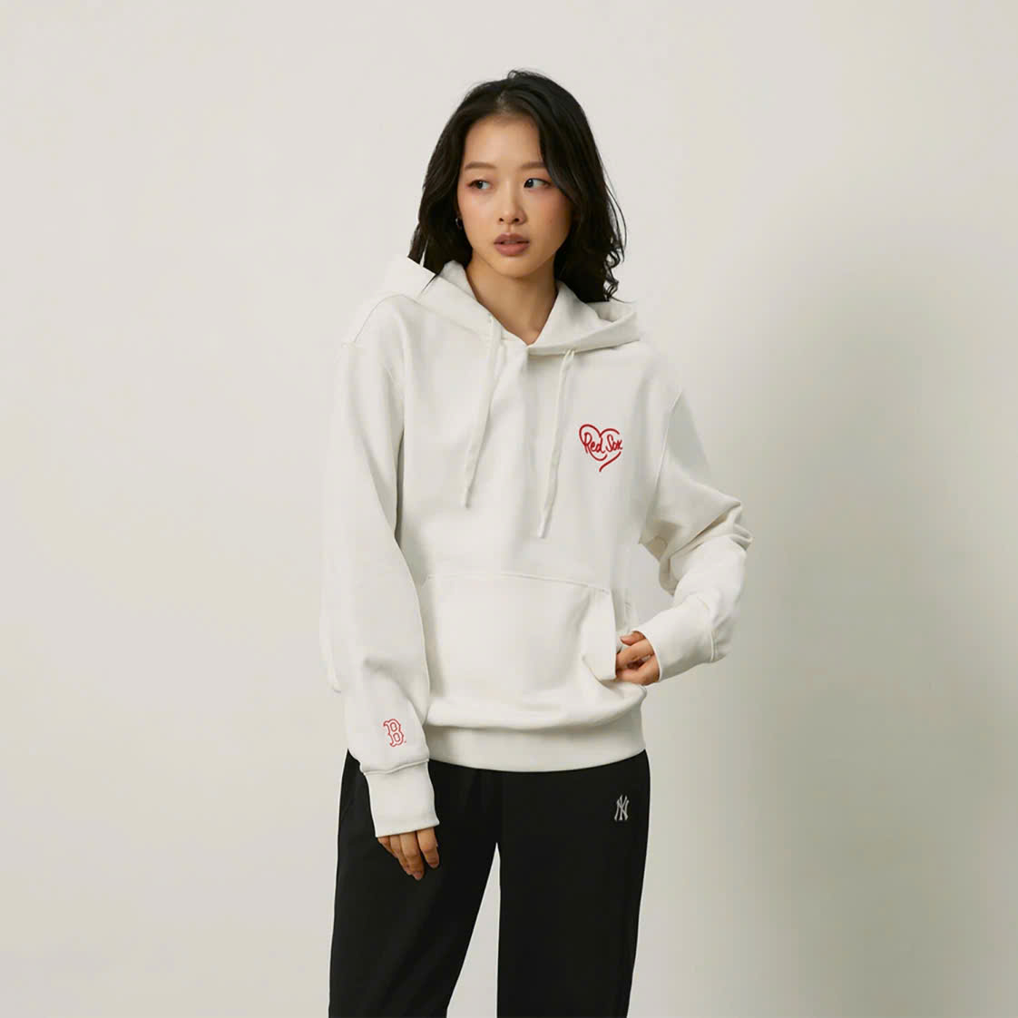 Áo nỉ hoodie trắng, có chữ redsox hình trái tim đỏ bên ngực